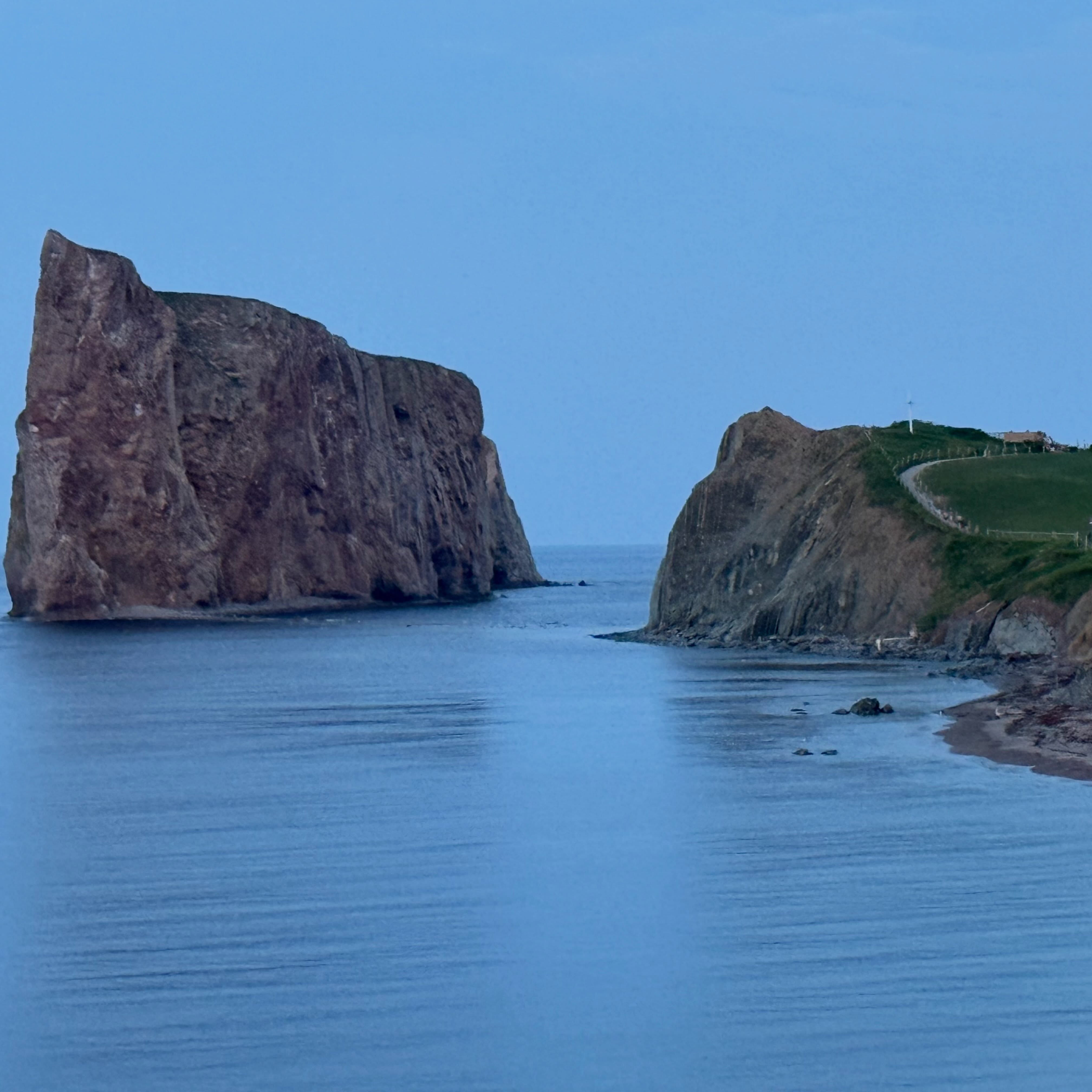 These last two days were spent biking in and out of Percé where the sun was shining and the views were amazing! A huge amount of rain yesterday but we are dried out and ready to go again :)