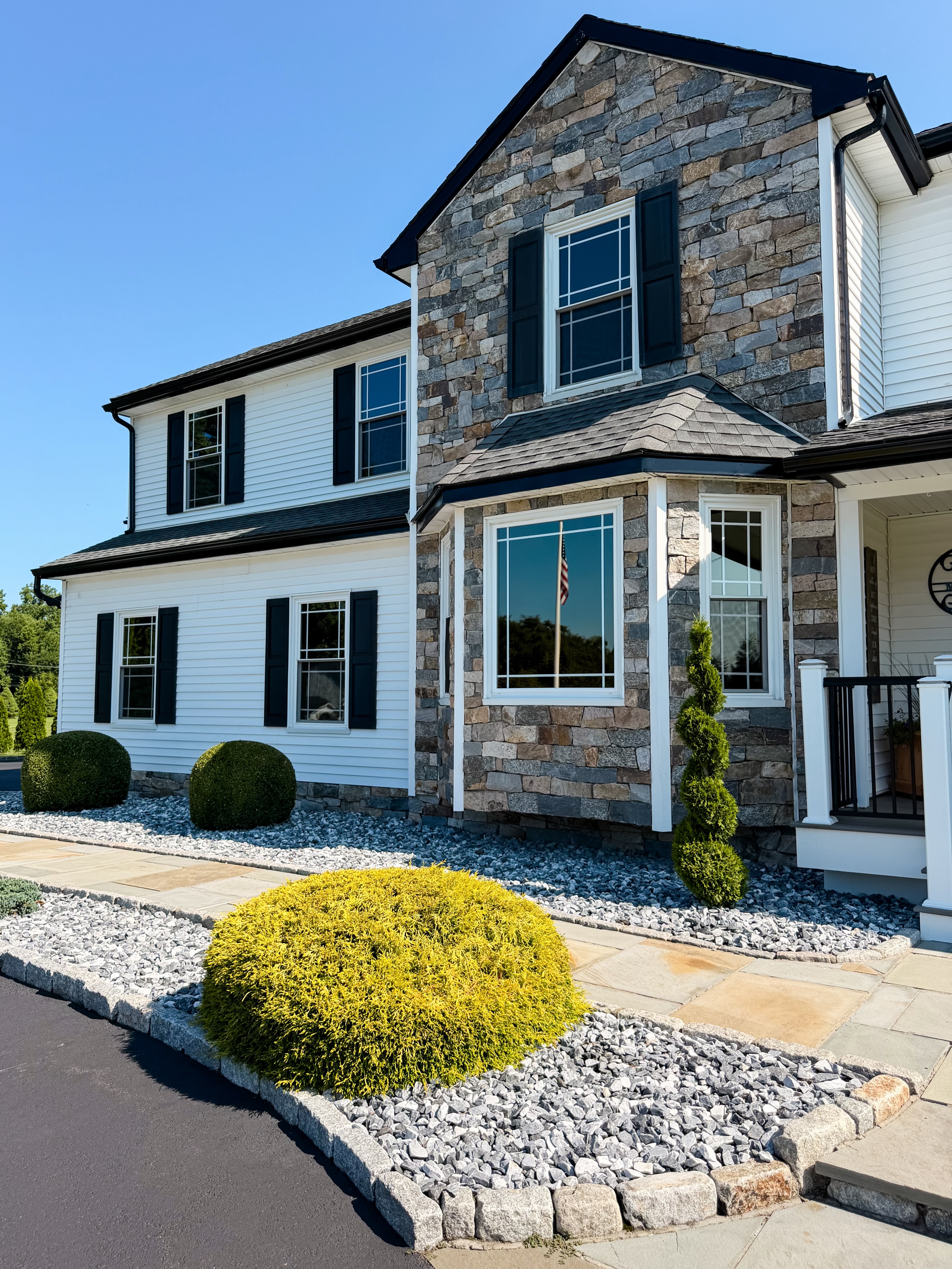 What we love most about our Ice Blue stone is the way it changes with the light. The beautiful blend of blues and white marbling gives it a unique look that stands out from every angle.
This home in Seymour used our 1½” Ice Blue stone in their garden beds, and the finished result is absolutely stunning.