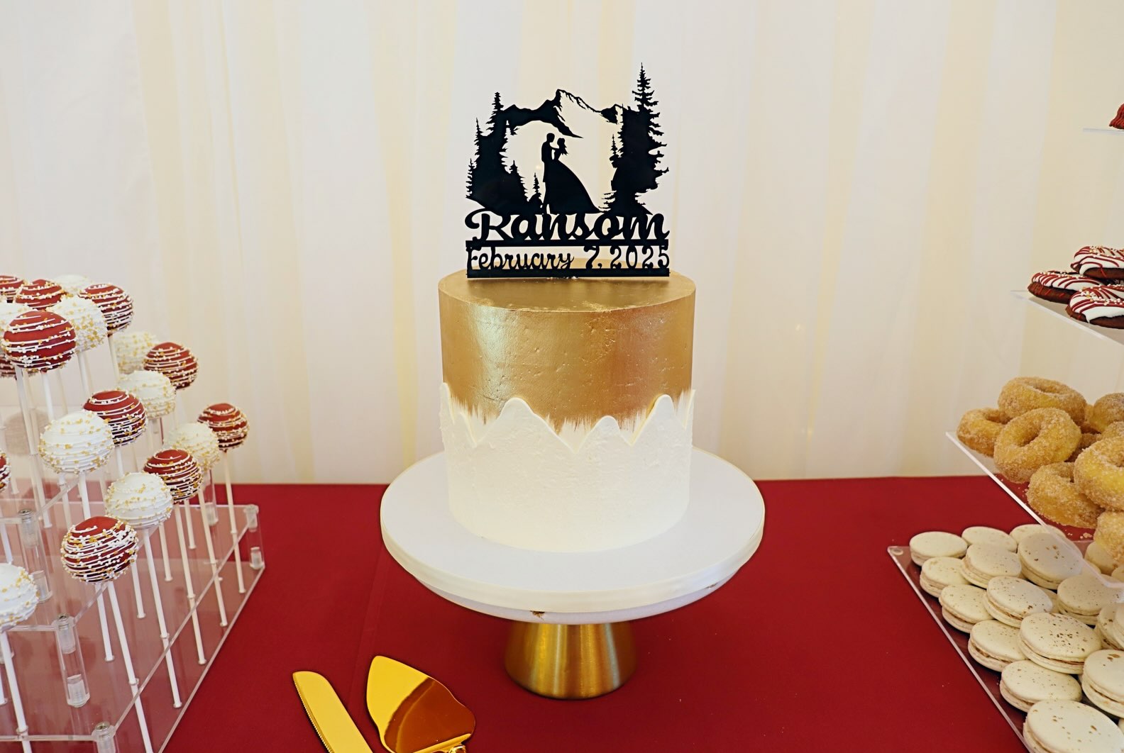 Sleek and elegant, with a touch of gold and mountains🏔️
This cake and all dessert bar treats were gluten free! It was important to this couple that those with gluten sensitivities were able to indulge in all treats at their wedding. We made gluten free:
— Oreo and chocolate chip cake pops
— Double chocolate and cinnamon sugar mini donuts
— Lemon and Nutella French macarons
— Fall spice mini cupcakes, with salted caramel and praline pecans filling, and cream cheese spice Italian meringue buttercream
— Marble mini cupcakes, with raspberry compote filling, and white chocolate almond Italian meringue buttercream
The wedding cake was a gluten free marble cake, with raspberry compote filling, and white chocolate almond Italian meringue buttercream🍰
Venue: @watersedgeeventcenter
#goldweddingcake #glutenfreecakes #boisebakery #boiseweddingcakes #boisecustomcakes