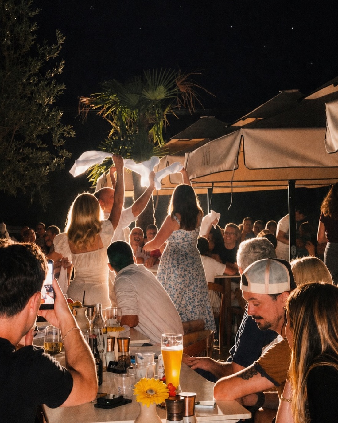 ☀️ Sommer. Genuss. Dachterrasse. Fenix Rust. 🌴🍹
Die schönsten Sommerabende verbringt man unter freiem Himmel – mit leckerem Essen, erfrischenden Drinks und einer besonderen Atmosphäre. ✨
Auf unserer Dachterrasse im Fenix Rust erwarten euch hausgemachte Gerichte, kühle Cocktails und echte Urlaubsstimmung mitten in Rust.
🎆 Ab August könnt ihr jeden Abend das Feuerwerk genießen – der perfekte Abschluss eines entspannten Sommerabends.
🇬🇷 Außerdem findet den gesamten August jeden Samstag unsere Griechische Nacht statt – mit mediterranem Flair, köstlichen Spezialitäten und bester Stimmung.
📍 Fenix Rust
Tulastraße 8, 77977 Rust
Kommt vorbei, genießt den Sommer mit uns und lasst euch verwöhnen. Wir freuen uns auf euch! ❤️
#FenixRust #Dachterrasse #SommerInRust #Feuerwerk #GriechischeNacht