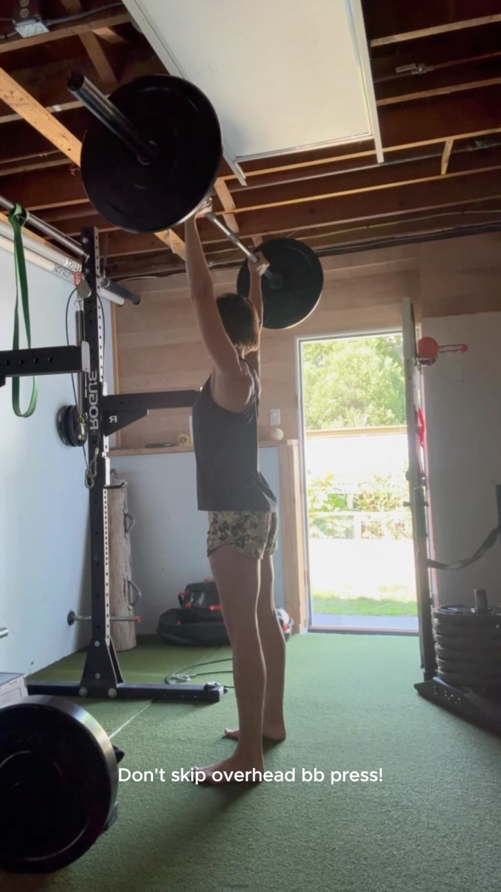 This looks extra-heavy but I’ve got on 10lb bumper plates but goalzzzz 🤩🏋🏼♀️
Overhead press, an oldie but goodie. If you’re skipping it because it feels intimidating, here’s why we keep bringing it back:
It builds real functional strength, the kind that means you’re never that person asking for help with their luggage in the overhead bin.
It’s also a sneaky core move. Pressing weight overhead means your whole body has to stay tight and stacked, so you’re getting a stability win without even trying.
It’s honest feedback on your form too. Overhead press has a way of exposing tight shoulders or a cranky lower back before they become bigger problems.
And it’s just a great strength benchmark. Watching that number creep up over months is one of the most satisfying kinds of progress.
#vosfitness #bostonmassachusetts #boston #bostonfitness #bostonwellness
