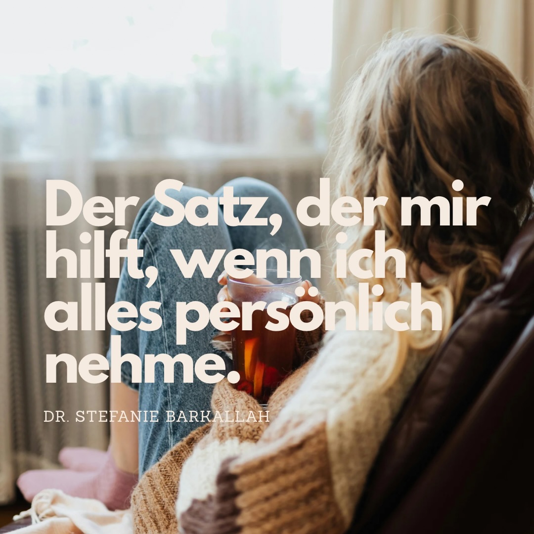 Es gibt einen Satz, der mir in manchen Situationen wirklich hilft:
Es hat nichts mit mir zu tun.
Nicht im Sinne von Gleichgültigkeit.
Sondern als Erinnerung daran, dass das Verhalten anderer oft viel mehr über ihren inneren Zustand sagt als über meinen Wert.
Gerade wenn jemand provoziert, gereizt ist oder ich mich schnell getroffen fühle, hilft mir dieser Satz, innerlich einen Schritt zurückzutreten.
Nicht immer.
Aber immer öfter.
Und manchmal reicht genau das schon, um anders zu reagieren.
Alles Liebe
Steffi 🧡
#resilienz #emotionsregulation #mentalhealth #grenzensetzen #achtsamkeit