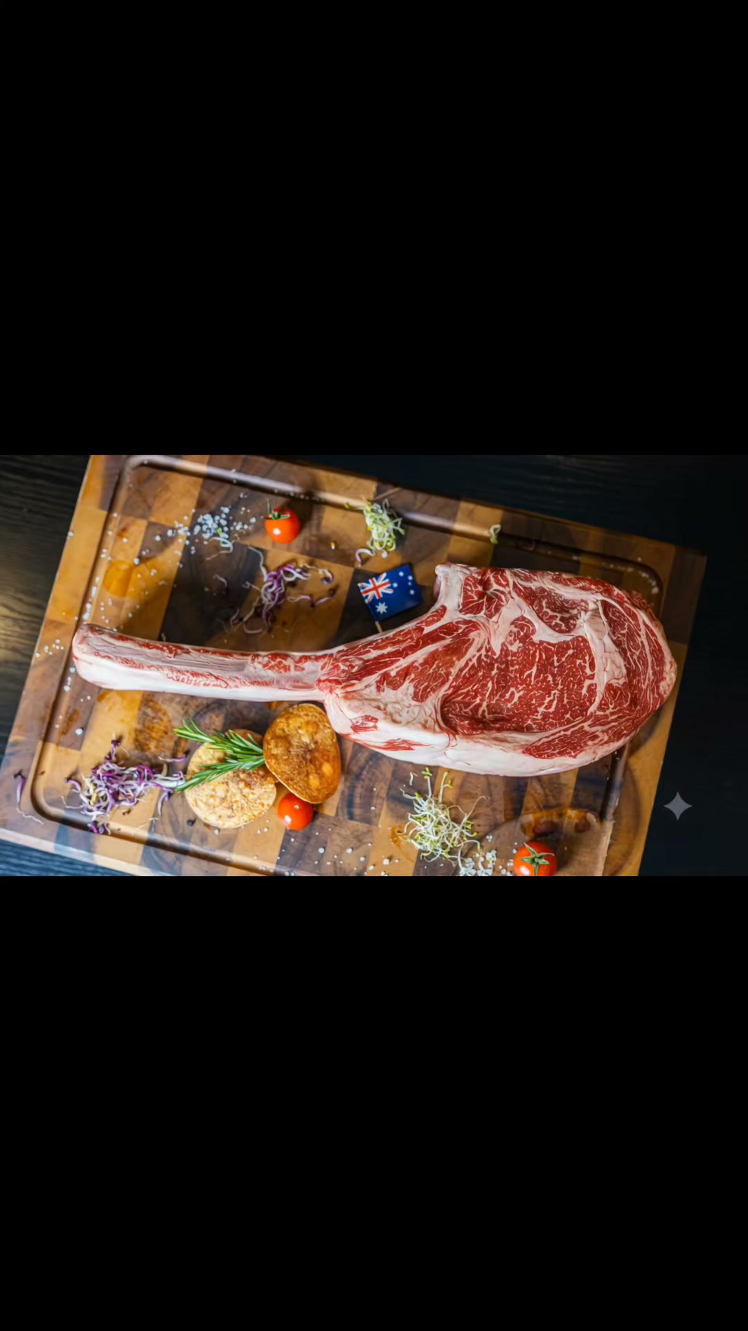 1,5 kg-os Ausztrál Wagyu Tomahawk – ha igazi húsimádó vagy:
Látvány: A hosszú bordacsont miatt brutálisan jól mutat.
Állag: A Wagyu genetikának köszönhetően extrém márványozott és vajpuha.
Íz: A kiolvadó zsír és a csontos sütés gazdag, diós aromát ad.
Sütés: Ekkora vastagságnál (5-7 cm) kötelező a "reverse sear" (fordított sütés) a tökéletes belsőért és a ropogós kéregért. 🔥🥩
#🔥🥩 #fypシ゚ #steak #steaklover #steakhouse #budapest