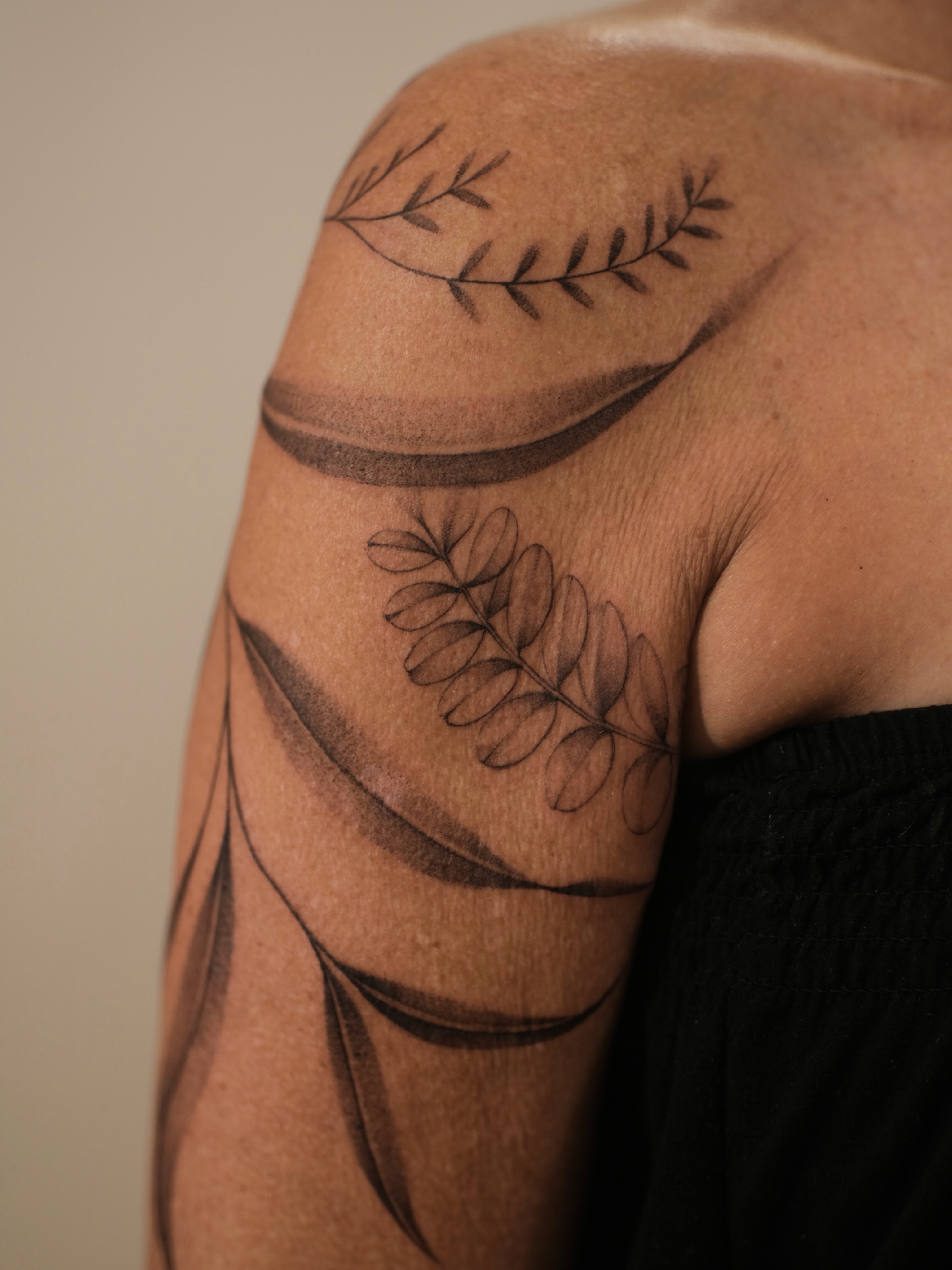 As a non-Hawaiian Caucasian mom of Native Hawaiian children, it was so important to my client to respect the culture of Hawaiʻi and not cross any lines of cultural appropriation, while still honoring her incredible family and her beautiful connection to Hawaiʻi ✨
It was such an honor and an absolute joy to create this tattoo design together, bringing her vision of endemic Hawaiian botanicals to life — a little ʻūlei branch with flowers resting over the shoulder and upper arm, alongside a koa branch gently wrapping around the arm 🌿
#koatattoo #uleitattoo #tattoohawaii #tattoobigisland #tattookona