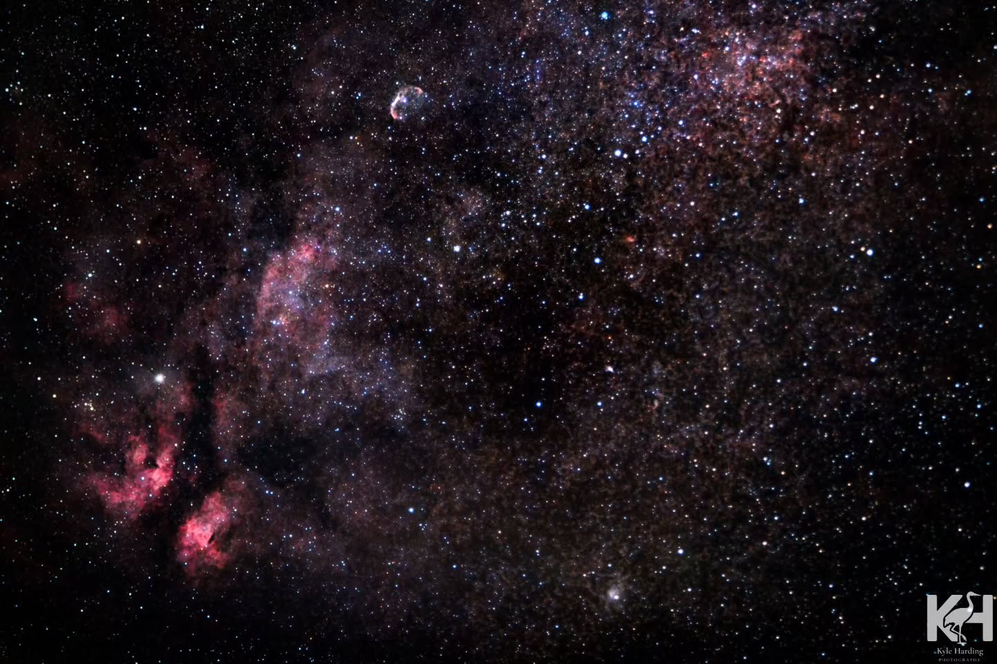 Diving deep into the heart of Cygnus: The Sadr Region (IC 1318) in high resolution.
Situated roughly 4,900 light-years away, this dense complex of glowing emission nebulae, dark dust lanes, and star fields surrounds the bright supergiant star Sadr (\gamma Cygni). You can also spot the distinct shell of the Crescent Nebula (NGC 6888) glowing near the top center, carved out by powerful stellar winds from a massive Wolf-Rayet star.
#Astrophotography #DeepSky #SadrRegion #IC1318 #crescentnebula