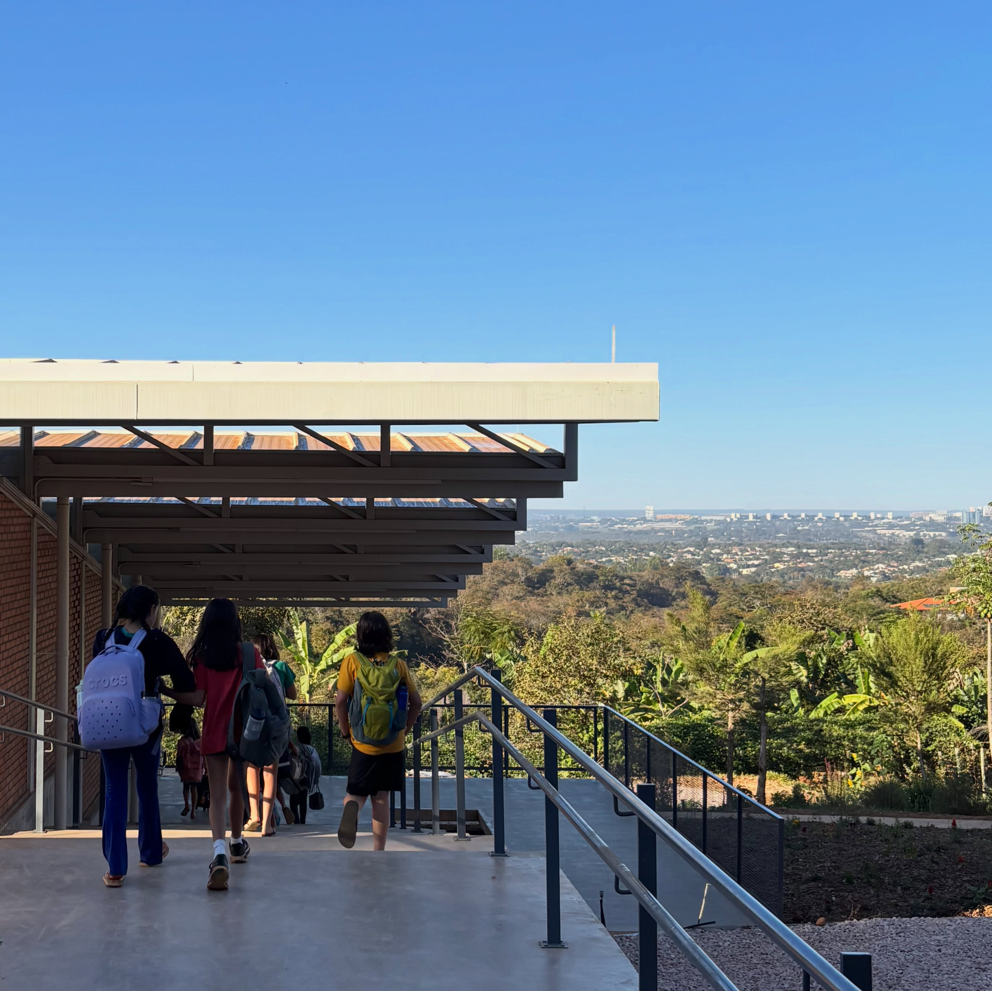Dos tijolos de uma churrasqueira ao BLOCO @bloco_arq . Do projeto de uma educação emancipadora, com sentido, na natureza, avançamos para um conceito de Educação Insurgente. O que antes parecia um sonho utópico, e até ingênuo, hoje se torna esperança na prática, concretude histórica. Uma escola do comum, que acredita que educar é diferente de classificar e de atender a índices. Uma escola que compreende que justiça social não se constrói a partir de uma educação plataformizada, com professores reprodutores de materiais didáticos. Após 10 anos entendemos que escola é espaço de gente, de diferença, e que a cada dia vamos nos olhando e construindo novos percursos e redes para lidar com o mundo. O novo está por vir e é com os pés nele que vamos deixando nossas marcas. Obrigada a cada um e cada uma que não desiste de pensar outros mundos possíveis, onde escola é horizonte, e o comum é uma utopia possível.