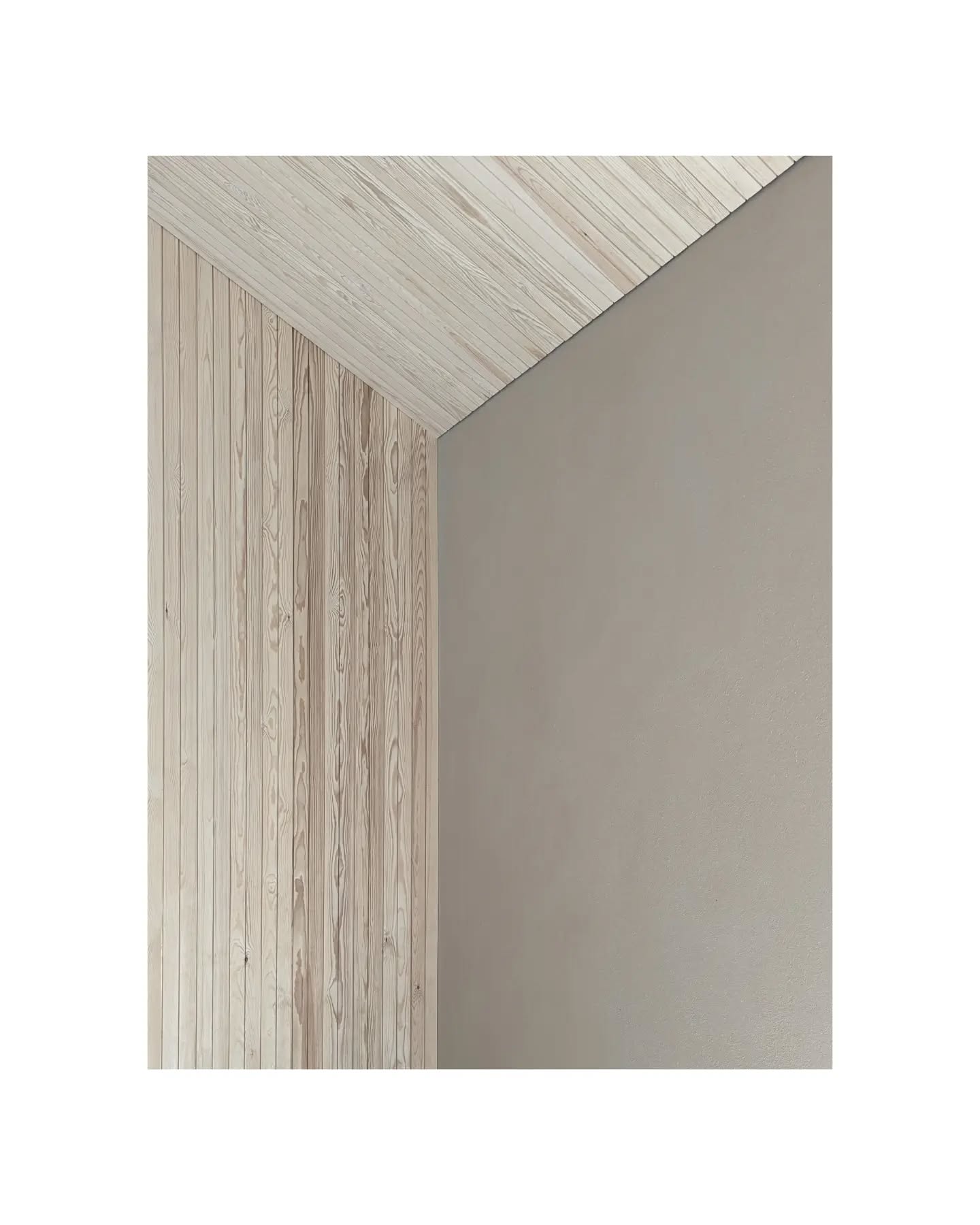 Warm grey clay and pine surfaces in single family home in Bromarv. The project was published in @dekolehti in July.
Besides looking stunning, the clay plaster clearly effects the indoor climate and air in a positive way. Together with natural ventilation it creates a very comfortable indoor climate. 🌬️👌
#clayplaster #nordicdesign #finnisharchitecture #scandinavianarchitecture #naturalbuilding