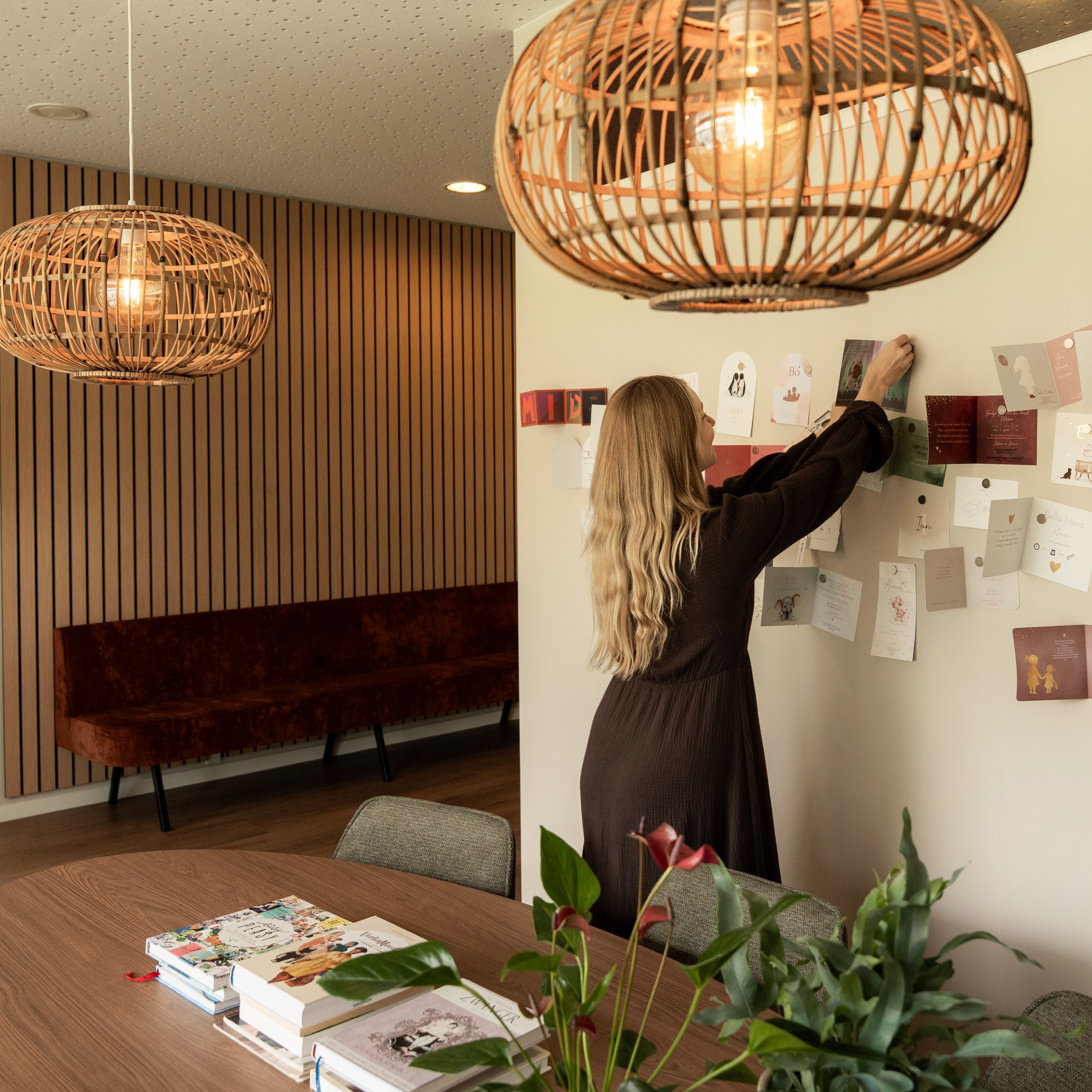 Swipe voor een sfeerimpressie van onze praktijk 🤎 Een plek waar we trots op zijn en waar we iedere dag met veel plezier onze cliënten ontvangen. ✨ #verloskundigenpraktijk