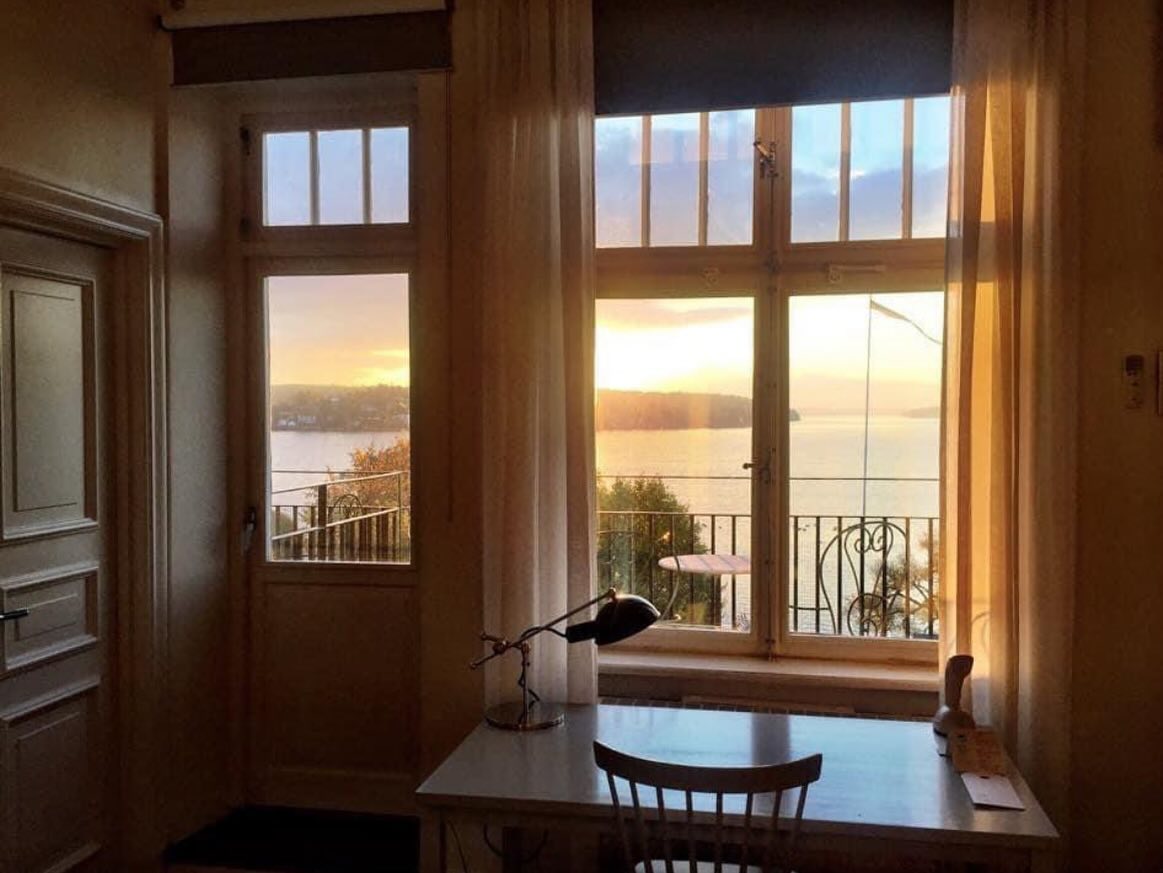Sensommaren invid Mälaren är fantastisk. Lyllo den som får vakna i ett av våra vackra rum med utsikt! ❤️
#rummedutsikt #roomwithaview #zimmermitaussicht