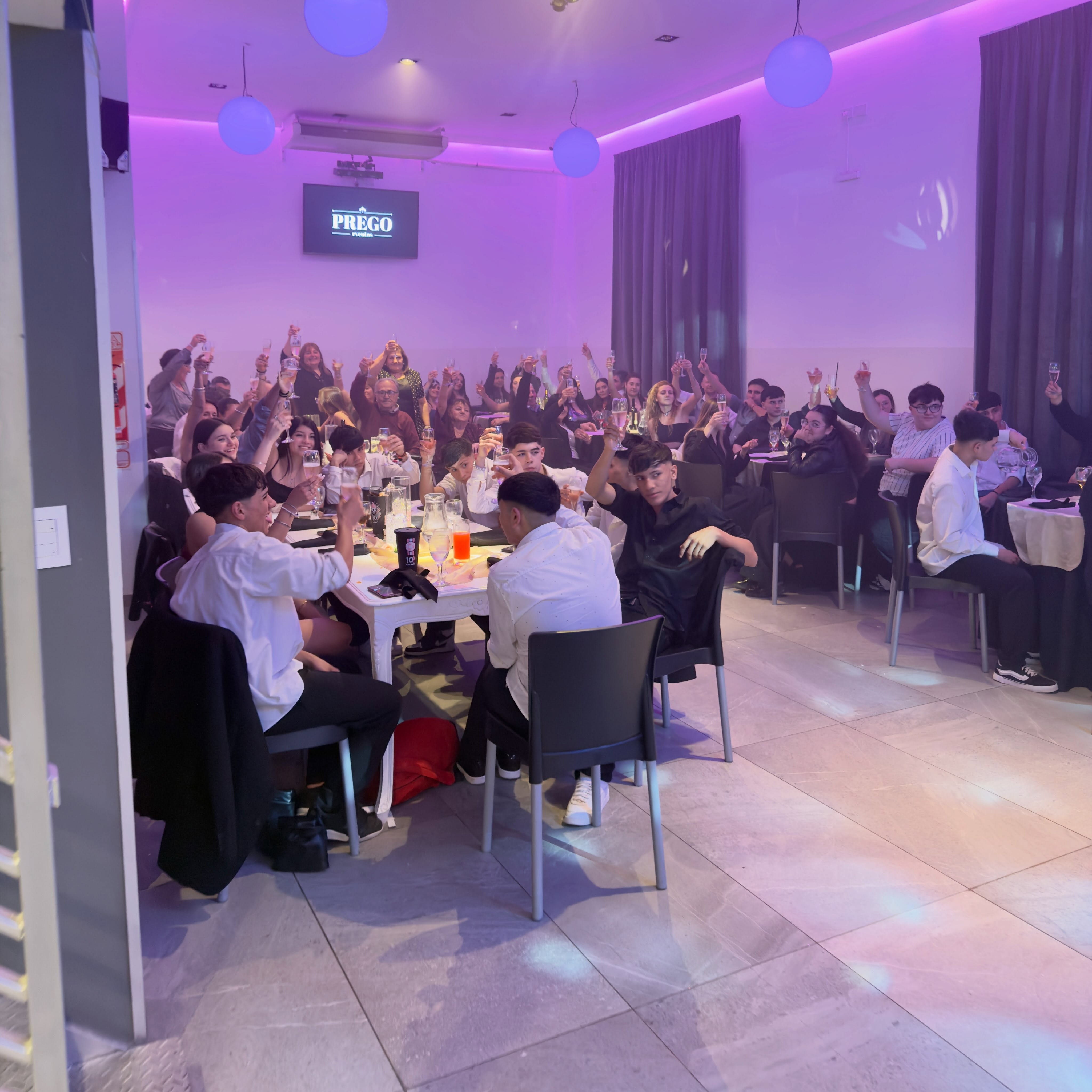 NO VENDÉS UN SALÓN. CREÁS EL DÍA QUE VAN A RECORDAR TODA LA VIDA ✨
Cada fecha que se reserva es una historia que empieza 📜
En PREGO nos ocupamos de casi-todo porque entendemos que tu evento merece tu toque personal:
🍽️ Catering
🥂 Bebidas
🎧 DJ
💡 Sonido e iluminación
📺 Pantallas
🛋️ Mobiliario
🍰 Mesa dulce
✨ Una casa pensada para recibir a quienes no podían faltar.
📅 Agenda 2027 y 2028 abierta.
💳 Hasta 18 cuotas fijas para que organizar tu evento sea más fácil.
📍 Calle 10 esquina 58 – La Plata
📲 Consultanos y asegurá tu fecha antes de que se ocupe. WhatsApp 221 459 5615