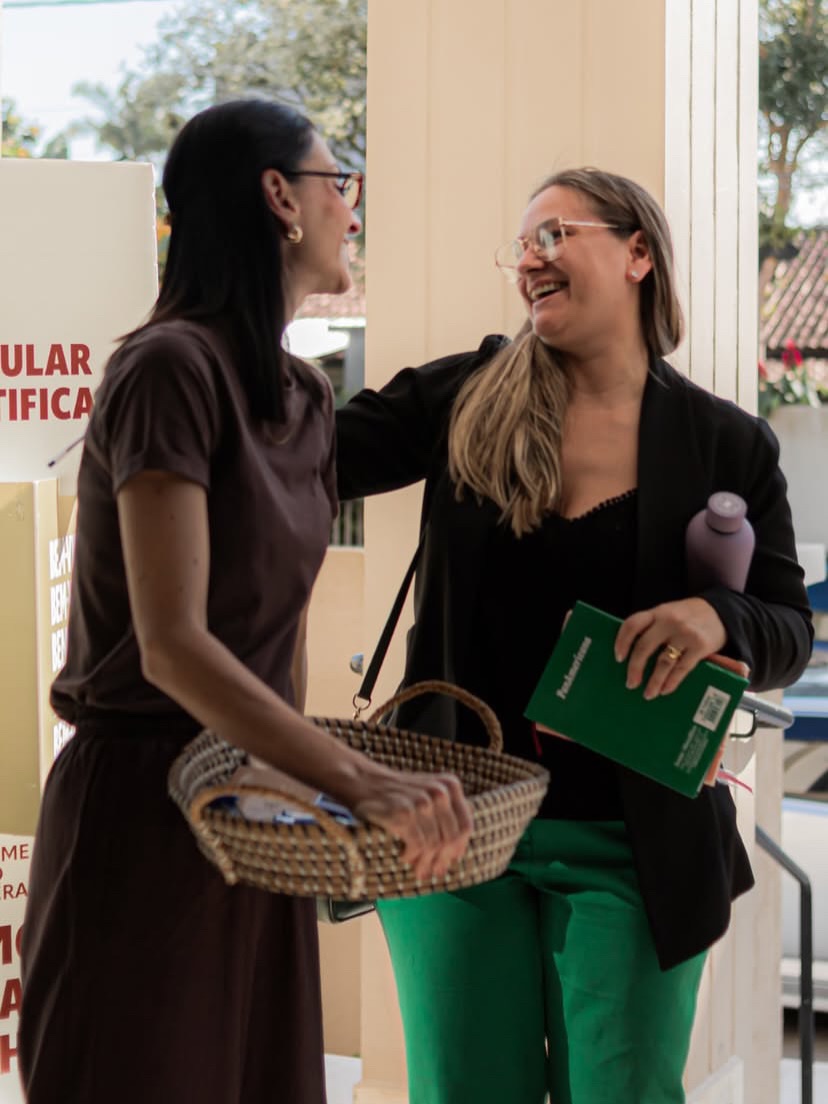 No último sábado, mulheres de diferentes gerações se reuniram para um tempo de comunhão, aprendizado e edificação por meio da Palavra de Deus.
À luz de Salmos 145:4, fomos lembradas da responsabilidade e do privilégio de transmitir às próximas gerações os grandiosos feitos do Senhor. Em cada workshop, fomos encorajadas a viver um discipulado intencional, cultivando uma fé que aponta para Cristo dentro de nossos lares, relacionamentos e comunidade.
Louvamos a Deus pela vida de cada preletora e de cada mulher que esteve presente. Que tudo o que foi semeado em nossos corações produza frutos para a glória de Deus e alcance as próximas gerações.
“Porque uma geração anunciará à outra geração os teus grandiosos feitos e anunciará os teus atos poderosos.” — Salmos 145:4 🤍
-
-
-
#igreja #cultodasmulheres #comunhão #jesuscristo #viral