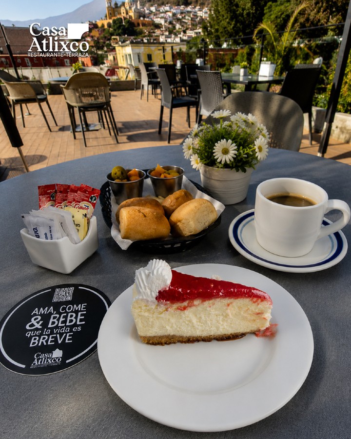 Un buen café, un delicioso postre y una vista que enamora. ✨💞
Hay momentos que simplemente saben mejor en Casa Atlixco. 🤩💯
Reserva 📲 244 448 07 32
📍 Casa Atlixco - Portal Rosa frente al zócalo
.
.
.
.
#CasaAtlixco #Atlixco #MusicaEnVivo #DateNightGoals #MiradorDeCristal #Restaurante #Terraza #Viveros #Puebla #PueblosMagicos