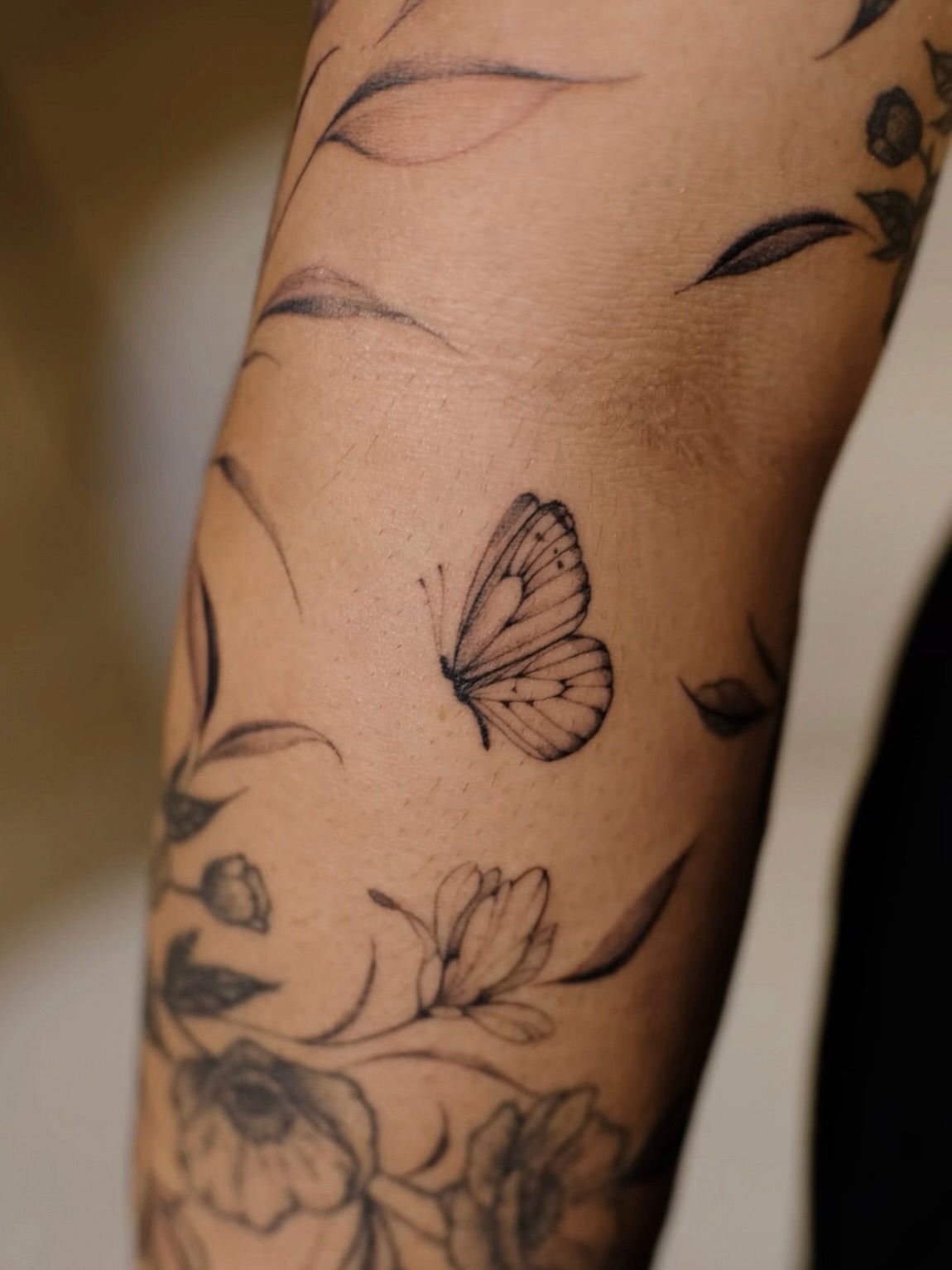 Working around tattoos done a while ago by another artist is always such an interesting challenge — finding ways to add little details here and there, create more flow, and make everything feel more organic and connected, while still honoring what’s already there ✨
I love watching separate pieces slowly come together and begin to feel like one composition ✨
#tattoobigisland #tattookona #tattoowaimea #tattookamuela #tattookailuakona