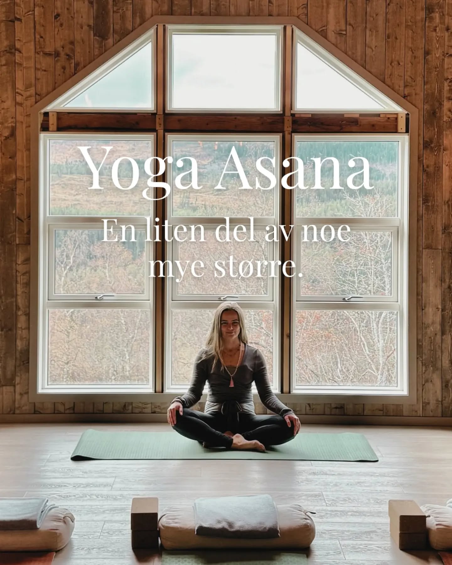 Før jeg tok yogainstruktør utdanningen min i 2014, trodde jeg – som de fleste – at yoga først og fremst handlet om de fysiske stillingene.
Og misforstå meg rett; jeg elsker Asana🤍 Den har gitt meg styrke, bevegelighet, balanse og en dypere kontakt med kroppen min.
Men jo mer jeg studerte den klassiske yogatradisjonen, desto mer oppdaget jeg at Asana bare er én liten del av noe langt større.
For yoga handler ikke bare om hvordan vi beveger kroppen.
Den handler også om hvordan vi puster. Hvordan vi møter tankene våre. Hvordan vi forholder oss til andre mennesker. Hvordan vi lever livene våre.
Det er kanskje derfor yoga har fulgt mennesker i tusenvis av år. Ikke fordi den lærer oss å stå på hodet – men fordi den inviterer oss til å stå litt stødigere i oss selv.
I denne karusellen deler jeg noen små glimt av hva Asana egentlig er i den klassiske yogatradisjonen. Og dette er bare begynnelsen🌿
Dette er del 1 i en liten serie hvor vi sammen skal utforske den dypere siden av yoga – steg for steg.
Neste gang ser vi nærmere på de åtte grenene av yoga🧘🏼♀️
—
Hvis du kjenner at du er nysgjerrig på denne helhetlige forståelsen allerede nå, finner du den som en naturlig del av Chakrakurset mitt, hvor vi utforsker yoga som en livsfilosofi – ikke bare en fysisk praksis.
Lenke i bio🧘🏼♀️🫶🏼
#yoganorge
#yogafilosofi
#meditasjon
#chakra
#mindfulness