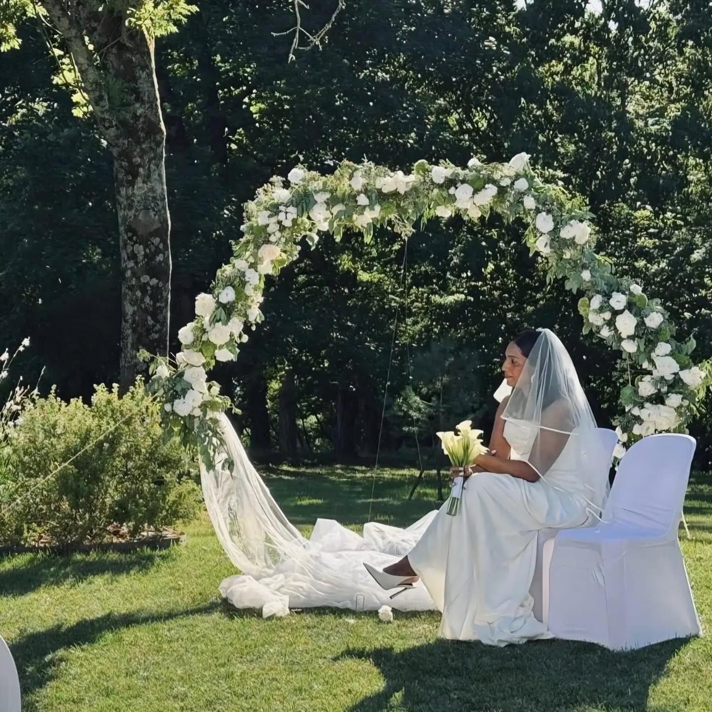 Mariage 🦢🌿
Un décor floral pensé pour accompagner l’un des plus beaux jours d’une vie. Des fleurs fraîches, des teintes naturelles et beaucoup de délicatesse pour une cérémonie remplie d’émotion.
Merci aux mariés pour leur confiance 🤍
#orvegetalpau #mariage #artisanfleuriste #weddingphoto #pau
