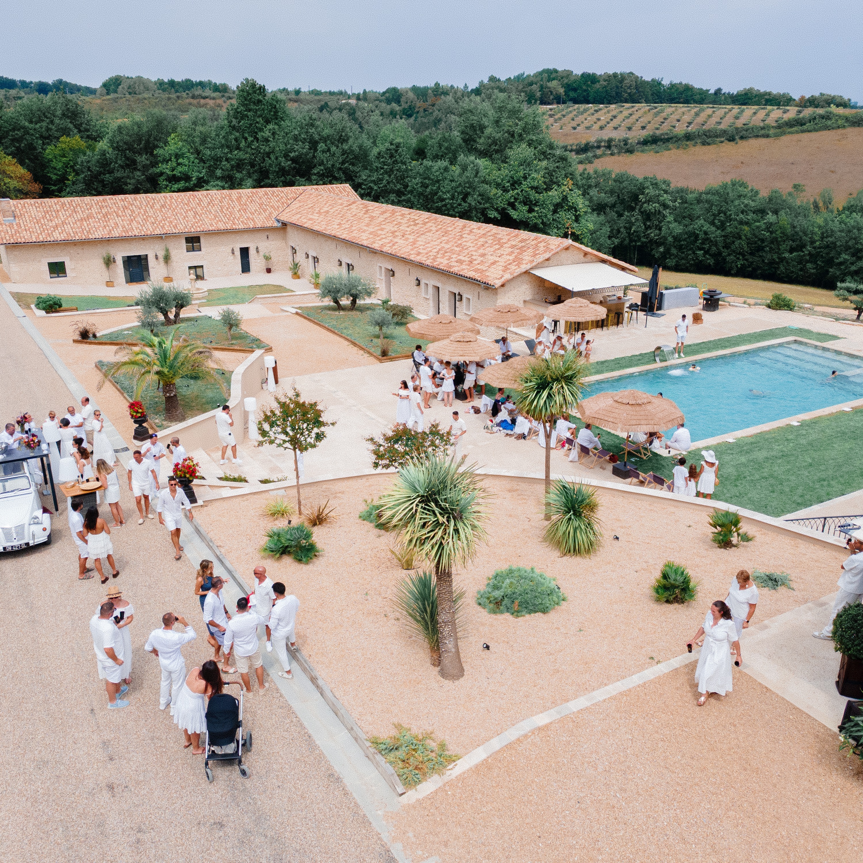 Prolonger la célébration, encore un peu… ✨
Le brunch du lendemain est ce moment suspendu où les mariés retrouvent leurs proches dans une atmosphère plus douce et décontractée.
Autour de la piscine, chacun prend le temps de partager ses souvenirs de la veille, de rire et de profiter une dernière fois de cette parenthèse précieuse.
Parce qu’un mariage ne s’arrête pas toujours à la dernière danse, Hamon Events peut également vous accompagner dans l’organisation et la coordination de votre brunch du lendemain.
@yann_falempin_photographer
@hamon.events
@chateaudelajarthe
@memento.videography
@pascal_faidy
@lesanimsdefreddy
@lesfleursdelaterre
@coiffevent_byanais
@derm_up_
@magnolia_evenements
@groupe_event
#BrunchDeMariage #LendemainDeMariage #MariageEnDordogne #WeddingPlannerDordogne #HamonEvents #MariageHautDeGamme #ChateauDeLaJarthe #DestinationWeddingFrance
