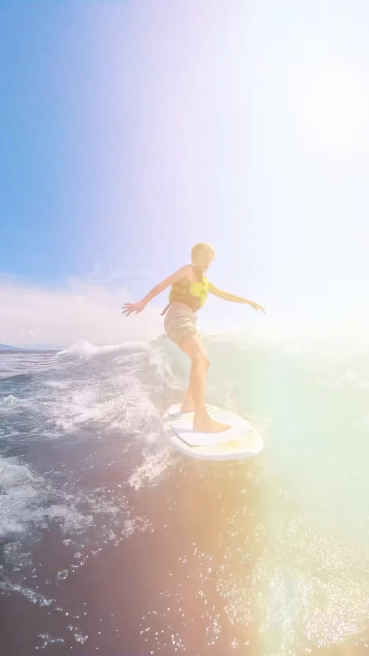 🎵 Les pouces en avant, les genoux pliés… et les sourires jusqu’aux oreilles !
À bord, on ne fait pas que du wake surf… on fait aussi la choré’ ! 🕺
Entre éclats de rire, équilibre (plus ou moins 😂) et moments de partage, nos jeunes riders prouvent que le plus beau des tricks, c’est de s’amuser ensemble.
Qui a dit qu’on ne pouvait pas danser en wakesurf ? 😉
#wakesurf #lacleman🇨🇭 #kids #kidscamp