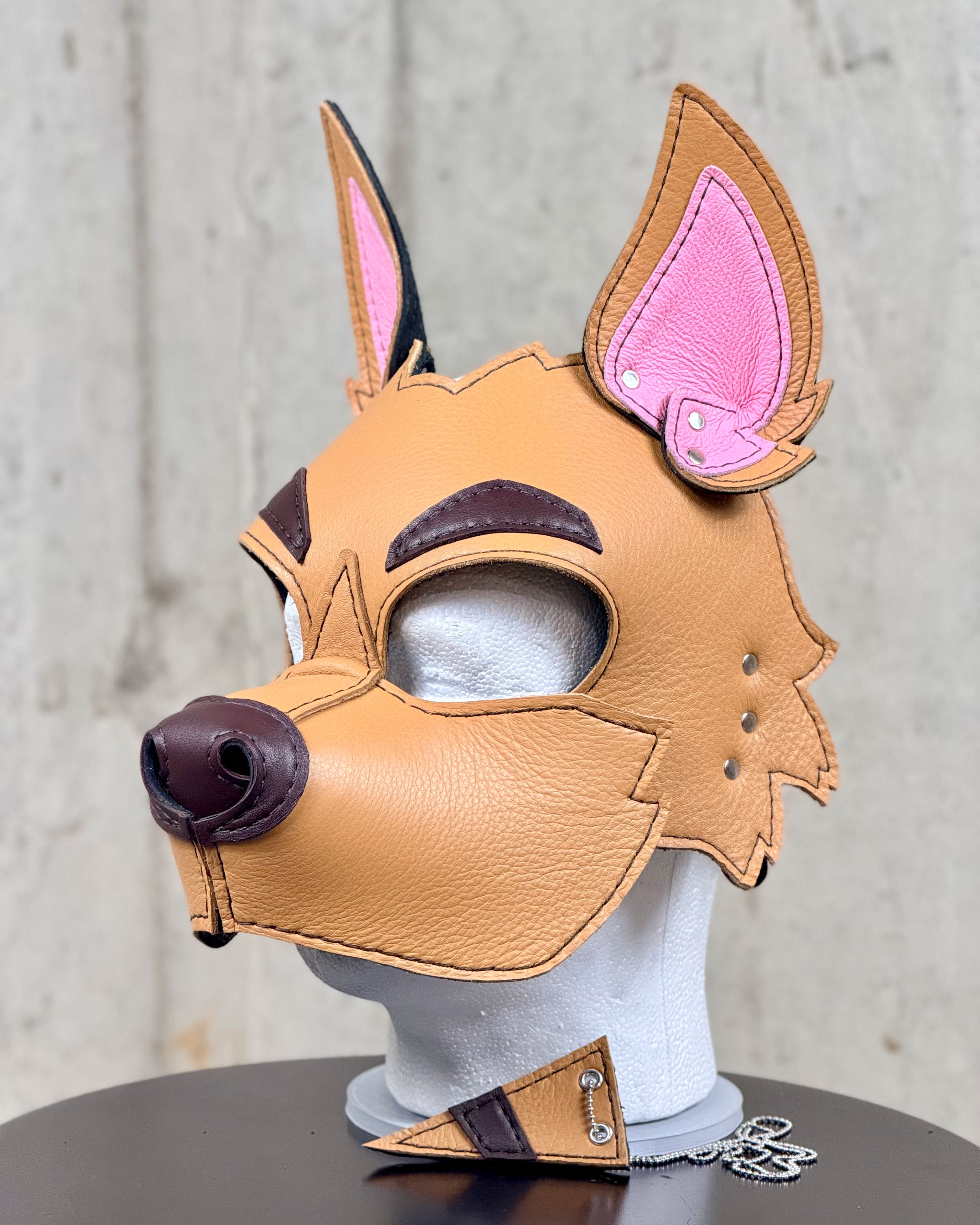 Partial custom golden retriever hood for Jake! 🧡
www.scrapyardleather.com
#scrapyardlthr #scrapyardleather #pupplay #petplay #furryfandom