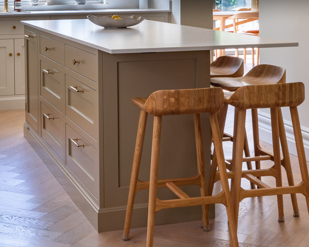 One simple detail that makes an island far more functional is the worktop overhang. It provides comfortable legroom for seating, transforming the island into a welcoming place to dine, work or simply spend time together. #BespokeDesign #KitchenInspo #InteriorDesign #ModernLiving