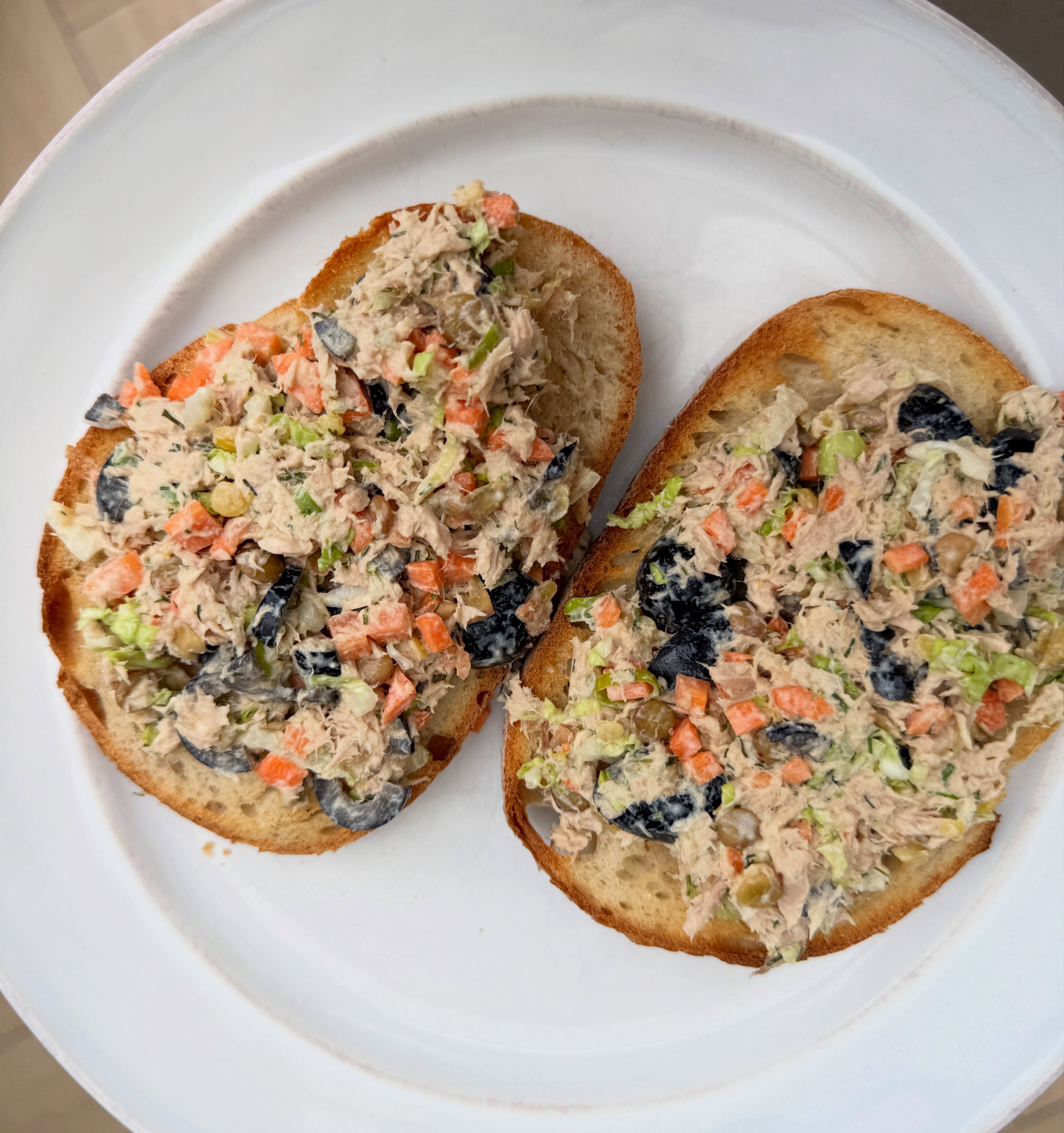 Getting back to normal life with this healthy tuna salad which is loaded with goodness. Served on toasted, gut-healthy sourdough from @oscardesemcafe