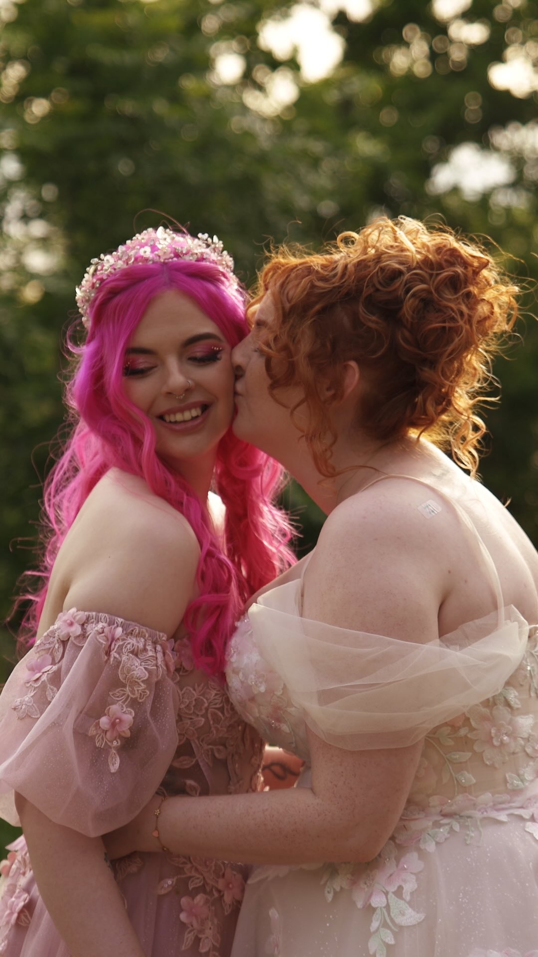This is your sign to do a first look before your ceremony 💚🩷
Jeffie (she/her) & Ru (she/they) are so incredibly aligned, and you can see that by how well their outfits complement each other. Documenting their day was beyond a privilege as they become our pals over the past couple of years. These two have been in our corner over at @rebellovedirectory since the early days and we adore them both. The day itself was brought together by their wild creativity and craft talent, but also an elite squad of Rebel Love Directory members listed below:
🎬 Video: @rebelloveclub_
📖 Celebrant: @theinclusivecelebrant
💄 MUA: @rosierobertsbeauty
🍰 Cake: @clairehansencakes
📸 Photo: @stephaniedreamsphotography
When we asked what made them want to do a first look with eachother they said:
“so we didn’t spend the night apart but we did get ready separately and so we really wanted that special moment before the ceremony that was between just us where we could really take each other in! we didn’t know what the others dress was going to be like and so it was really lovely to have that moment to reunite after spending the morning g apart and also be able to just squeal about our dresses together!”
#firstlookwedding #queerjoy #queerwedding #weddingfilmmaker #bristolwedding