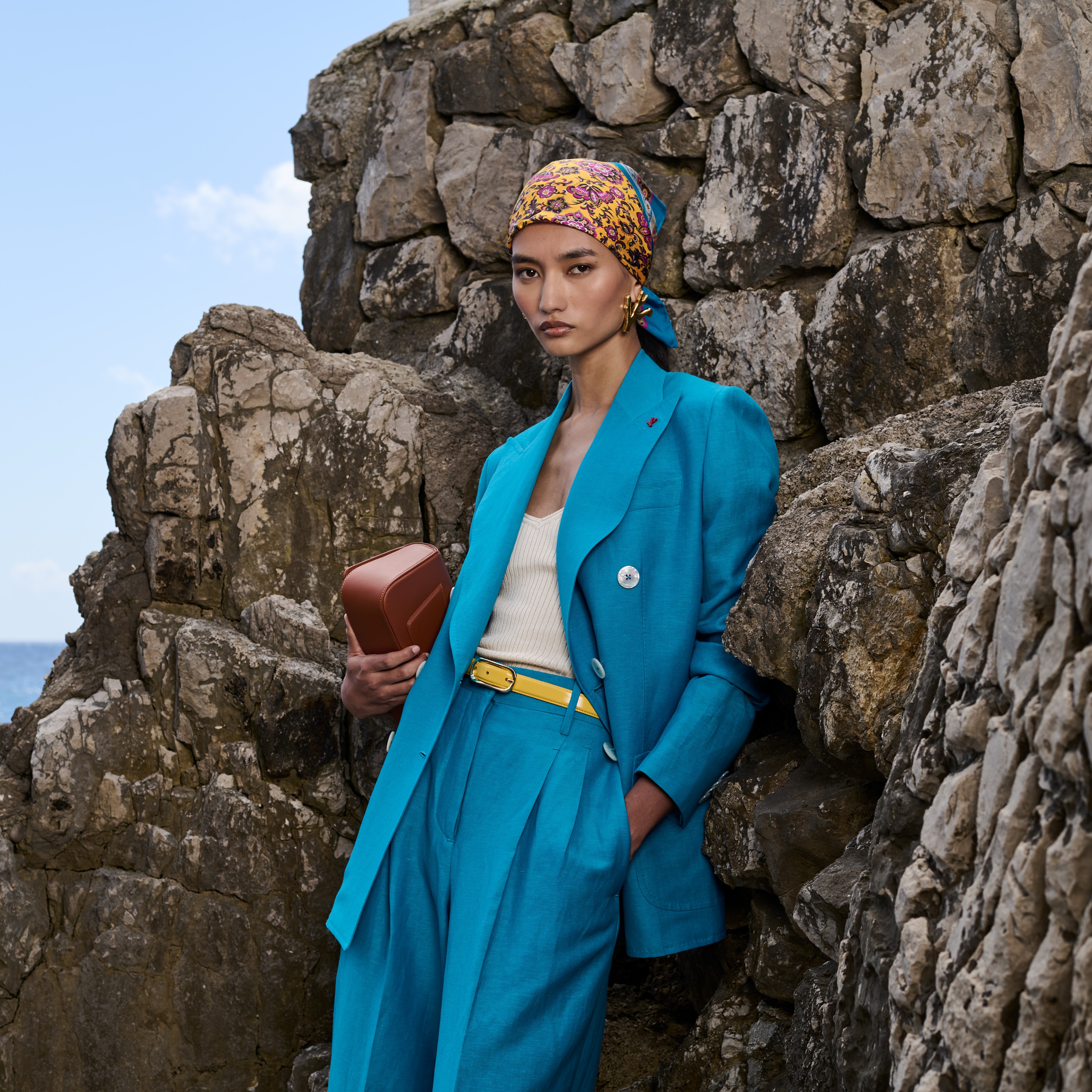 C’è una luce che racconta più di mille parole —
e uno sguardo che non chiede permesso.
Un’altra storia firmata @isaia, un’altra giornata firmata #santangelostudios 💙
Client: @isaia
Production: @santangelostudios
Product & creative director: @damianobiella
Art director: Angelo Civetta
Ph: @mastrogiovanni_gerardo
Digital: @_larobenoire
Backstage photographer: @desireecaputi8
Set assistant: Andrea Iardino
Make up and Hair: @hmmakeupitaly