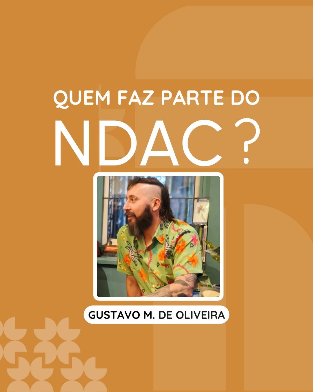 🌟 Conheça as pesquisadoras e pesquisadores do NDAC 🌟
Hoje é dia de apresentar o Gustavo M. de Oliveira, integrante do Núcleo de Democracia e Ação Coletiva (NDAC). Doutor e mestre em Ciências Sociais, Gustavo atualmente é professor-pesquisador do Instituto de Filosofia e Ciências Sociais (IFCS) da Universidade Federal do Rio de Janeiro (UFRJ).
👉 Acompanhe nossos posts e visite nosso site para saber mais sobre as pesquisadoras e pesquisadores do NDAC.
