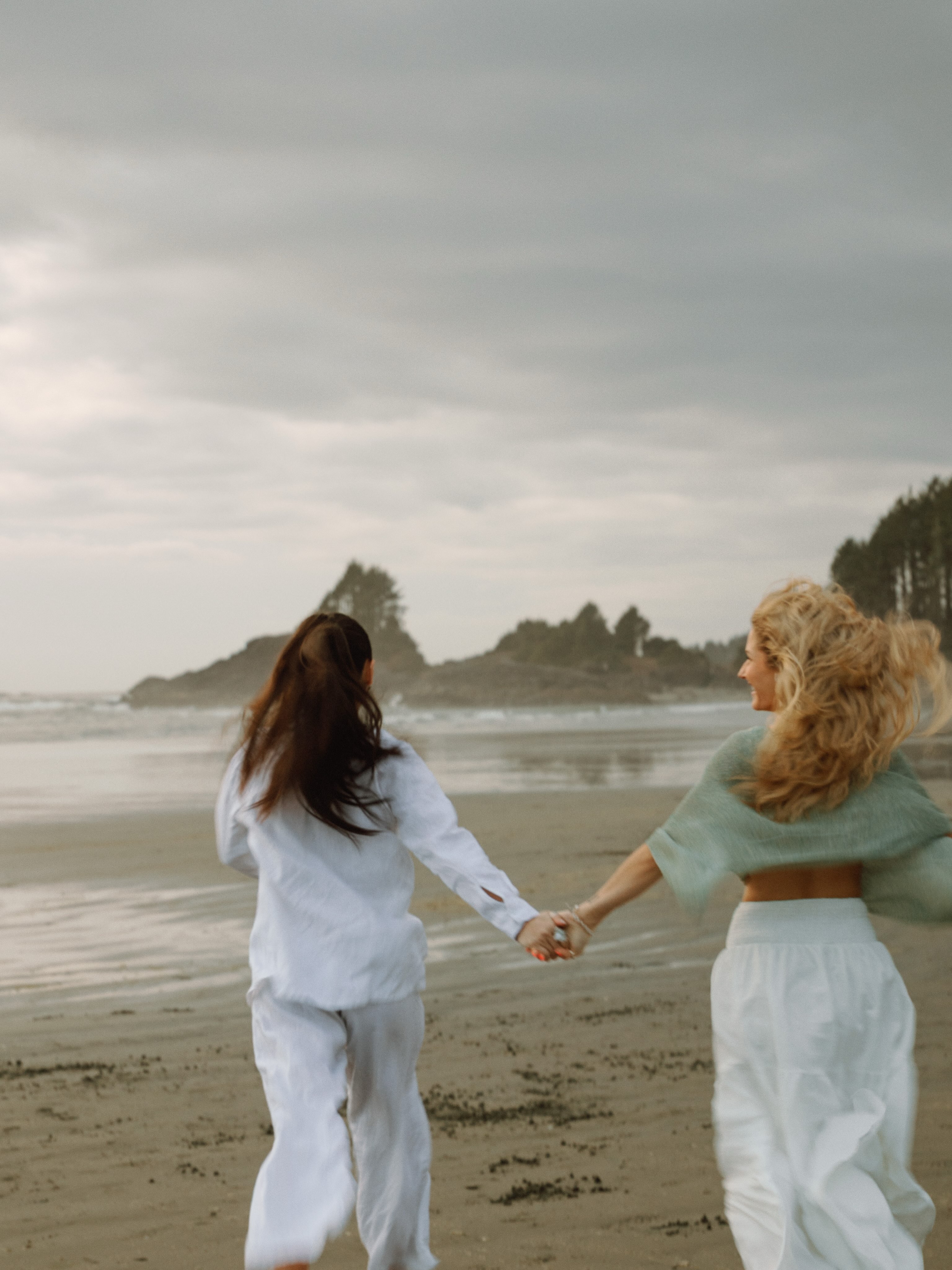 These are the kind of days you wish you could bottle up and take home with you! Barefoot walks, ocean air, and a little more time spent laughing together. Your stay at @duffincove provides a magically way of making the simple moments unforgettable π£