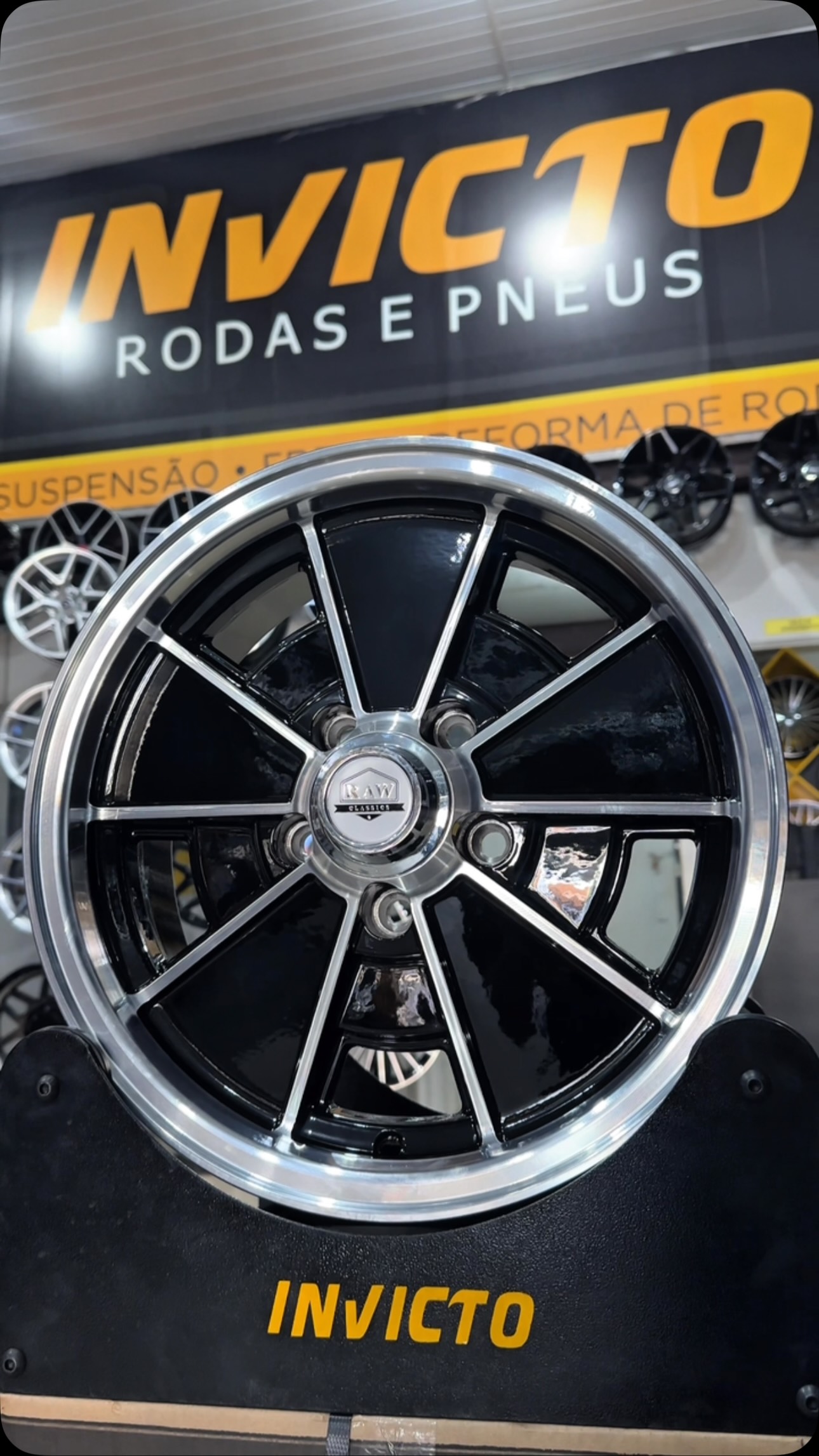 VW KOMBI
🛞 Roda RAW Classic Preto Diamantado
• Medida: 15x5,5
• Furação: 5x112
• Offset (ET): 20
• Cubo (CB): 66,6 mm
➡️ Acabamento Preto Diamantado com design clássico que preserva a essência da Kombi, trazendo um toque moderno e elegante.
🛞 Pneu Nexen N’Priz GX
• Medida: 195/65 R15
• Índice: 91V
• Etiqueta: C/C (74 dB)
➡️ Excelente conforto, estabilidade e segurança para o uso diário, garantindo uma condução suave e confiável.
🔩 Acessório Instalado
• Porcas anti furto cromadas
➡️ Mais segurança e um acabamento refinado para completar o conjunto.
🔧 Serviços Realizados
• Alinhamento
• Balanceamento
✨ Um projeto que valoriza o clássico, unindo estilo, qualidade e confiabilidade em cada detalhe.
📍 Invicto Rodas e Pneu
📞 (16) 3771-2800
🙏 “Com Deus à frente, toda jornada se transforma em conquista.”
#InvictoRodasEPneu #VWKombi #VolkswagenKombi #RAWClassic #Nexen