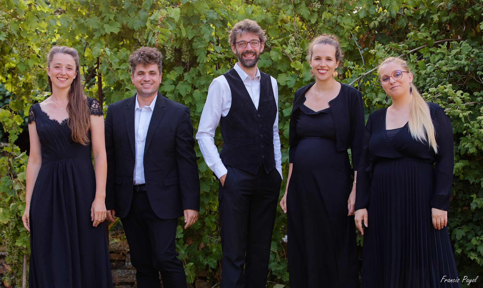 Ensemble Sottovoce – 15 ans. ✨
Le temps, pour nous, de vous remercier pour cette mini-tournée riche en émotions et en musique. Vous avez été près de 200 à venir célébrer les quinze ans de Sottovoce à Séné et à Larmor-Plage : merci infiniment pour votre présence, votre écoute et vos encouragements.
En attendant de vous dévoiler la suite de nos aventures, nous sommes heureux de partager avec vous la photo officielle de l’Ensemble Sottovoce pour cette saison anniversaire.
📸 Photographie de notre fidèle ami Francis Payol (@francispayol).
Vous avez un projet de concert ou une proposition artistique ? N’hésitez pas à nous contacter (productions@ensemble-sottovoce.com). Chaque nouvelle rencontre nous aide à faire grandir cette belle aventure.
D’ici là, nous vous souhaitons un très bel été. ☀️