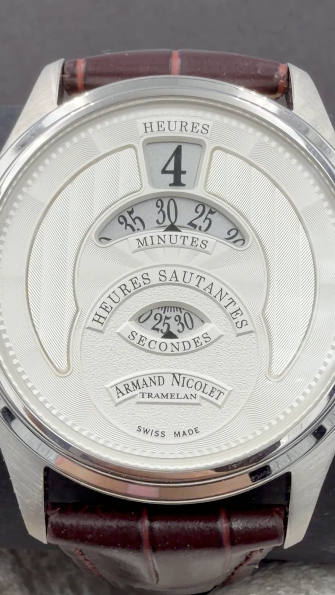 Not everything happens gradually.
In the M02 HS2 Jumping Hour, each hour reveals itself with character.
A timepiece that transforms the reading of time into something worth observing.