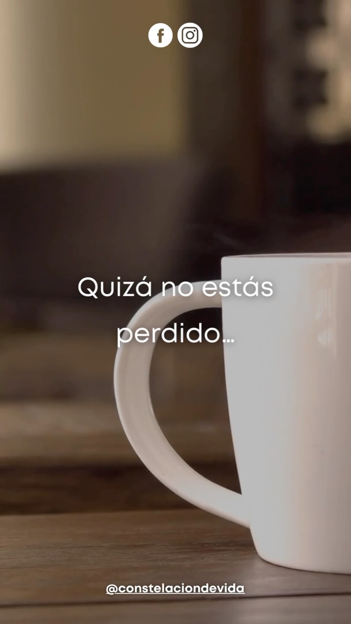 En algún momento de la vida, muchas personas sienten que van sin rumbo. Cambian de trabajo, de ciudad, de relaciones o de metas, esperando encontrar aquello que les devuelva la tranquilidad. Sin embargo, por más que el escenario cambie, la sensación de vacío puede seguir presente.
¿Y si no se trata de encontrar algo afuera?
A veces, el camino comienza cuando dejamos de buscar respuestas en todo lo que nos rodea y empezamos a conocernos con mayor profundidad. Mirar nuestra historia, reconocer nuestras emociones y comprender los patrones que hemos aprendido puede abrir la puerta a una forma distinta de vivir.
Desde la terapia sistémica, el autoconocimiento no consiste en juzgar el pasado ni en buscar culpables. Se trata de comprender cómo nuestras experiencias y relaciones han influido en la manera en que hoy nos vemos, amamos, decidimos y enfrentamos la vida.
Volver a ti significa escuchar lo que has callado durante tanto tiempo. Significa darte permiso de descansar, de poner límites, de cambiar de opinión y de construir una vida más alineada con quien eres hoy.
No necesitas tener todas las respuestas en este momento. A veces, basta con dar el primer paso hacia tu propio bienestar.
✨ ¿En qué momento de tu vida sentiste que comenzabas a volver a ti? Cuéntamelo en los comentarios. Me encantará leerte.
🌐 constelaciondevida•com
🔮 Agenda tu sesión enlace en el perfil
📩📲 55 4453 509
#TerapiaSistémica #ConstelacionesFamiliares #Autoconocimiento #SanaciónEmocional #CrecimientoPersonal