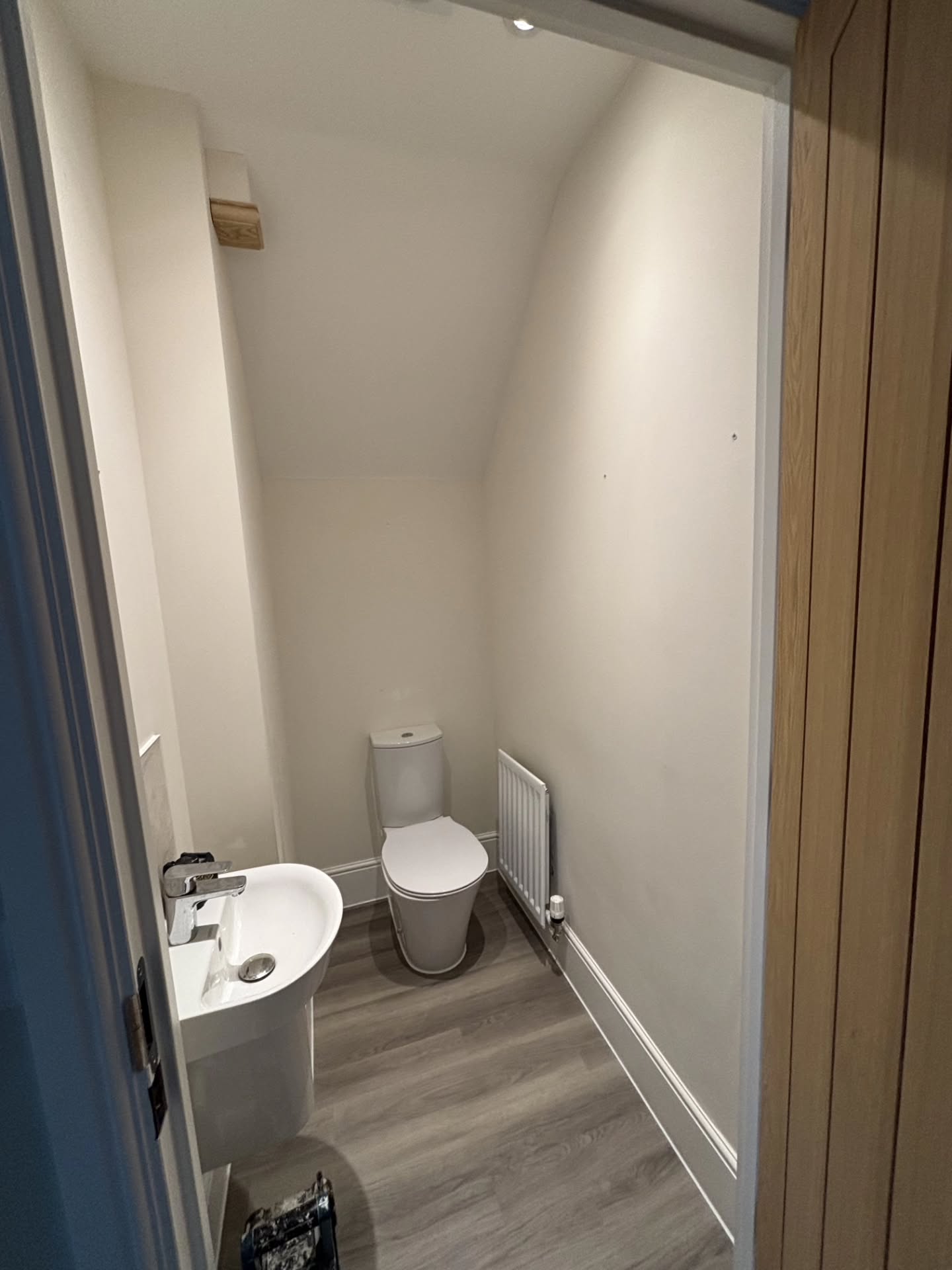 I haven’t posted in a lonnngg time! So why not make it a toilet post!!
Let's be honest... the downstairs loo is probably the room every guest ends up seeing! 😂
So why not make it one they'll remember? 🚽✨
Wallpaper is one of the quickest ways to add personality to a small space would you agree?
#pritchardpropertyservices #downstairsloo #painteranddecorator