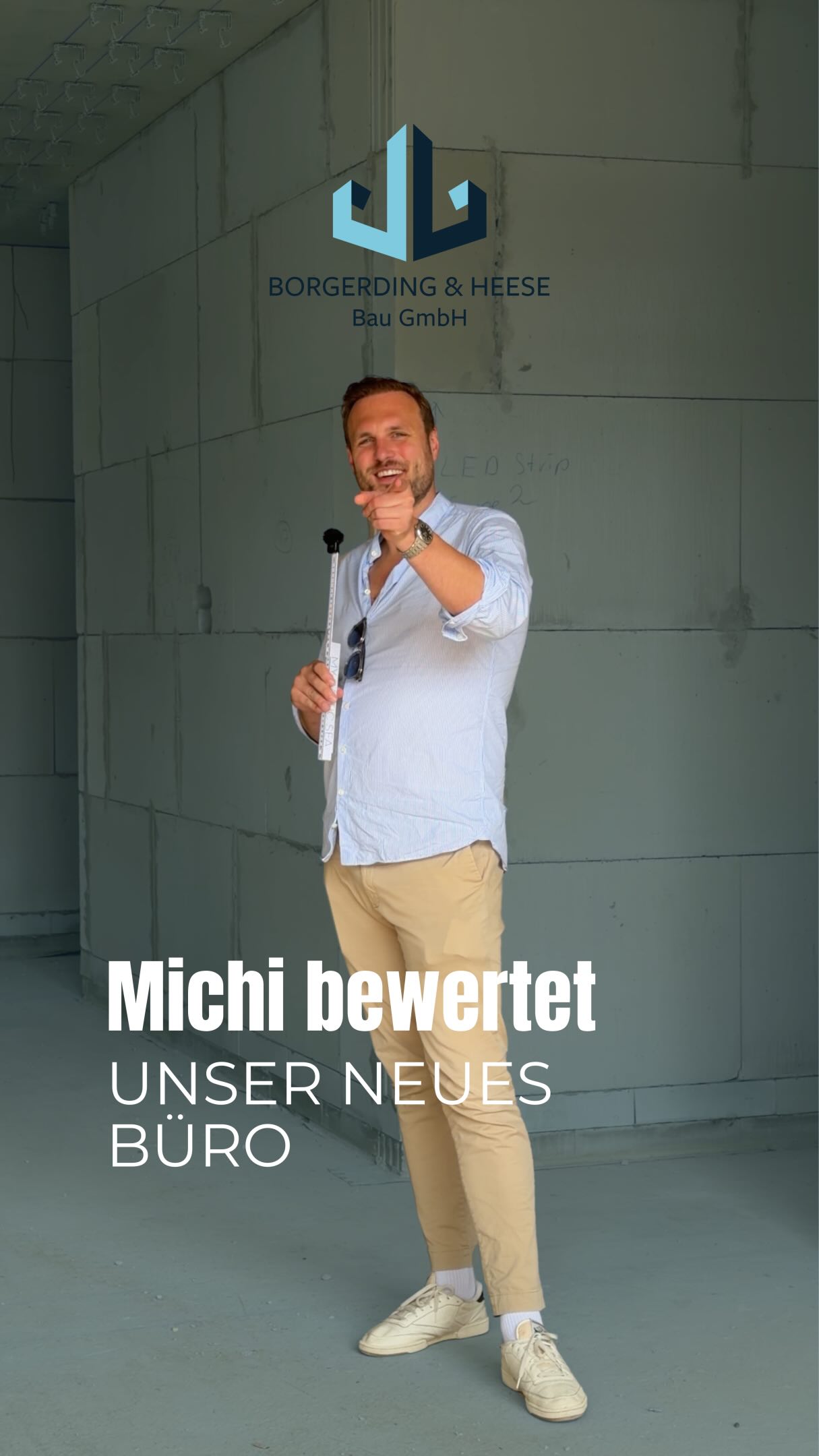Unser zukünftiges Büro nimmt langsam Form an .. da musste Michi natürlich schon mal alles etwas genauer unter die Lupe nehmen 👀
Von unserer zukünftigen Kaffeeecke bis hin zu seinem absoluten persönlichen Highlight🤫
Für Kommentare war dabei natürlich auch gesorgt.
Die kleinen Seitenhiebe zwischendurch sind selbstverständlich mit einem Augenzwinkern gemeint. Ein großes Dankeschön an alle beteiligten Gewerke, die hier jeden Tag großartige Arbeit leisten! 🙌🏼
@hellberndelektrotechnik @hilgefortundgoetting @gardenstyles_lohne uvm.
Wir freuen uns jetzt schon riesig auf das fertige Ergebnis und nehmen euch bis zum Einzug weiter mit.
Fortsetzung folgt .. 🤓
#borgerdingheese #behindthescenes #neuesbüro #office #baustelle