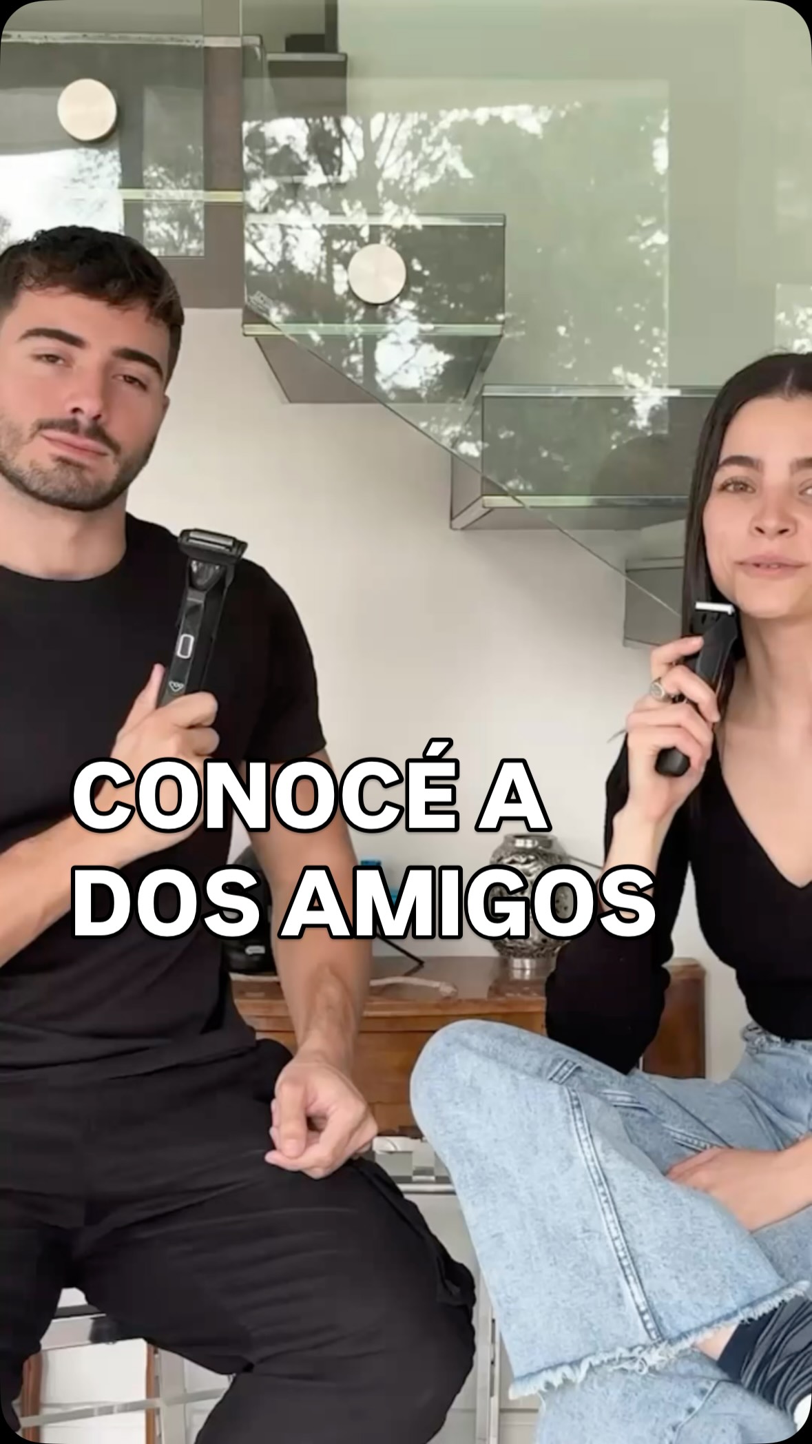 Te sacamos dudas sobre cómo es la experiencia de afeitarse con una trimmer Dos Amigos.
👀 SPOILER: No vas a querer dejarla nunca.
👉🏼 No solo cuidamos tu aspecto, sino también tu higiene y tu salud.
❤️🩹 Nuestras trimmers tienen cuchillas cerámicas que no solo mantienen el filo después de años de uso, sino que nunca se oxidan.
👌🏼 Decile chau para siempre a cortes y a infecciones. Con Dos Amigos, verse bien va de la mano de mantenerse saludable.
🥚 Porque amigos son los huevos, y nosotros somos especialistas en cuidarlos.