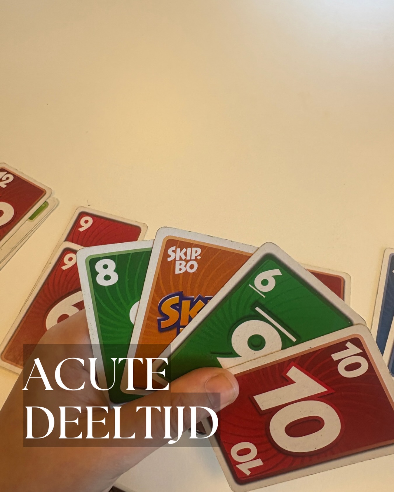 De afgelopen zes weken heb ik de acute deeltijd behandeling van het IHT team hier in Deventer gevolgd.
Het waren zes volle weken, die eigenlijk voor mijn fysieke lijf te zwaar waren, maar wat heb ik er mentaal veel aan gehad. Aan het hebben van structuur, aan het hebben van een groep waar alles gewoon bespreekbaar was en waar iedereen elkaar gewoon zonder uitleg begreep, en aan de invulling van de deeltijd behandeling zelf. Zowel met de activiteiten blokken (heel veel spelletjes gespeeld) als de inhoudelijke blokken zoals over crisisvaardigheden en psycho-educatie.
Nu ga ik weer helemaal terug naar mijn ambulante team en wordt dat contact ietsje opgeschaald de komende periode zodat de overgang wat minder hard is. Ik vind dat de deeltijd stopt heel dubbel, maar we gaan er voor🤍