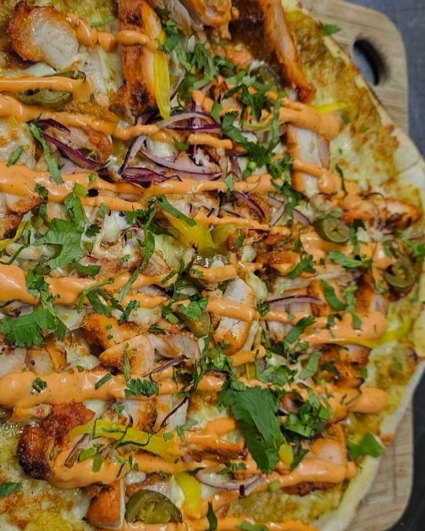 Whoop whoop - it’s pizza special night!!! Bringing back an old fav … TANDOORI CHICKEN w/ red onion, jalapeño, tandoori aioli + fresh coriander.
All pizzas $19.50 or less.
#pizzaspecial #pizzanight #trentham #thursday