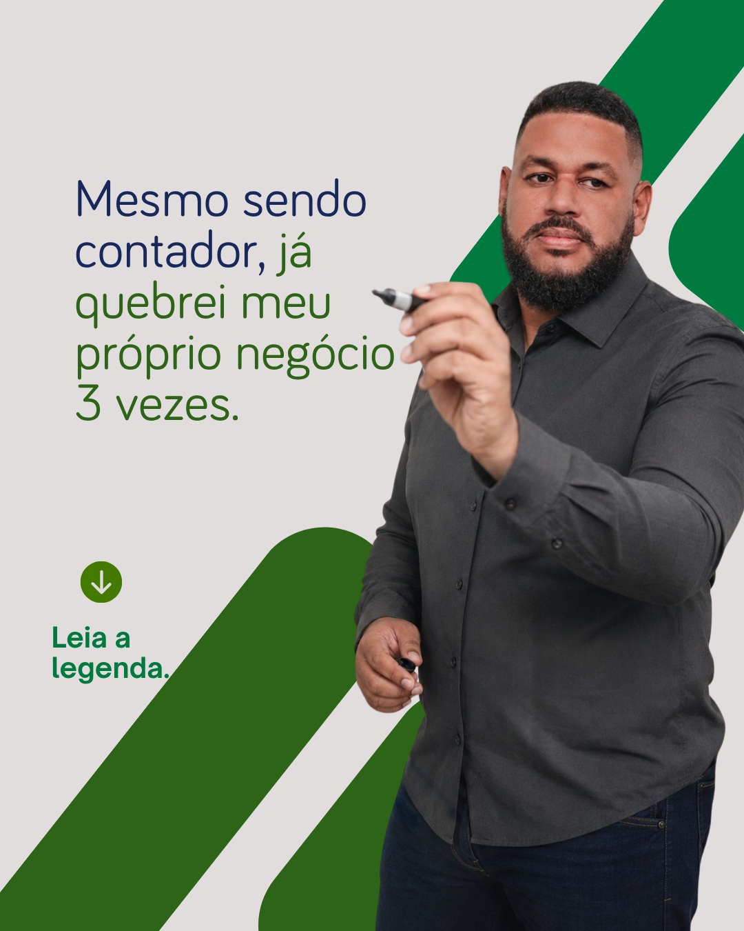 Quebrei 3 empresas mesmo sendo contador. Sim!
Mesmo trabalhando há 13 anos com contabilidade, mesmo sabendo interpretar números, mesmo ajudando empresários a tomar decisões.
Eu também quebrei.
A primeira vez foi porque eu tinha medo de delegar.
O faturamento cresceu, mas a qualidade caiu, e os clientes foram embora.
As outras duas vezes foram diferentes.
Eu sabia exatamente quanto precisava faturar, sabia quais decisões precisava tomar, mas tinha medo de vender.
Dependia de indicações.
Quando um cliente entrava, dois saíam, até que entendi uma coisa.
Conhecimento não gera resultado!
Hoje minha empresa ainda não está onde quero, mas já não sou o mesmo empresário.
Hoje delego, prospecto, eu escolho melhor meus clientes.
E, principalmente, não tenho mais medo de crescer.
