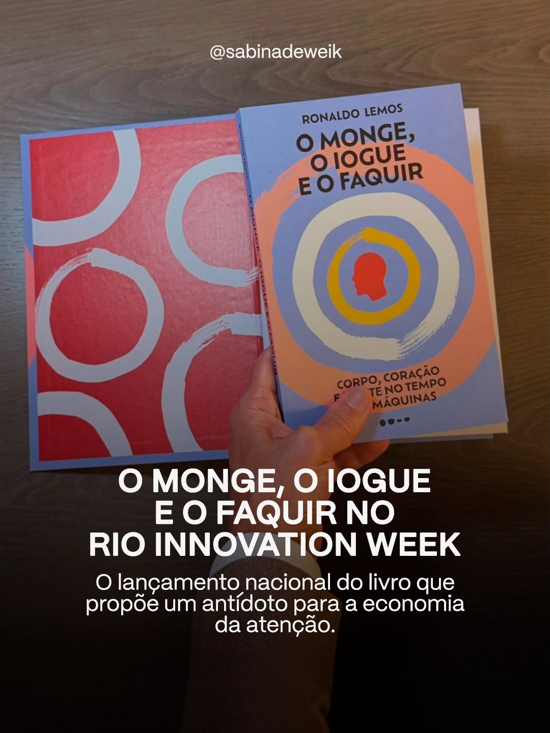 Um dos momentos mais instigantes do primeiro dia do Rio Innovation Week foi acompanhar o lançamento nacional do novo livro de Ronaldo Lemos, O Monge, o Iogue e o Faquir – Corpo, coração e mente no tempo das máquinas.
Em um evento dominado por discussões sobre inteligência artificial, Ronaldo fez um movimento interessante: em vez de perguntar o que a IA será capaz de fazer, perguntou quem está dirigindo a nossa vida.
Sua metáfora da carruagem, inspirada em um texto da tradição indiana de mais de 2.600 anos, é poderosa. O corpo é a carruagem. As emoções são os cavalos. A mente é o cocheiro. Mas existe um quarto elemento: o mestre. É ele quem escolhe a direção.
Uma das frases mais bonitas da conversa veio da citação da filósofa Simone Weil: “A atenção é a forma mais pura de generosidade.”. Em uma economia que disputa cada segundo do nosso olhar, prestar atenção é um ato de liberdade.
Saí da palestra com uma pergunta que vale levar para além do evento: Quem está conduzindo a sua carruagem?
#SabinaDeweik #comportamento #IA