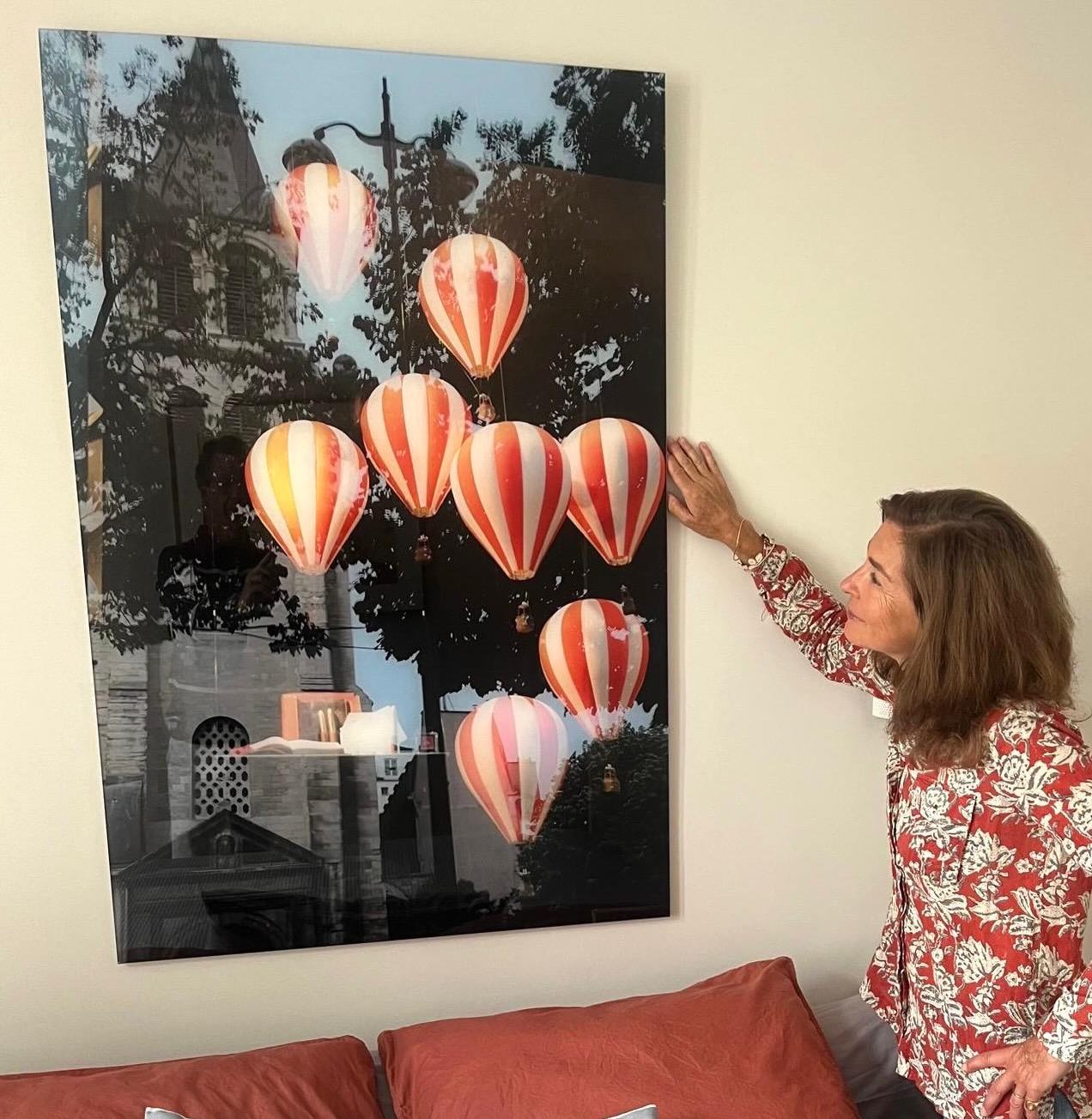 📸 En vacances, prendre la pose pour le photographe Jean-Philippe Taslé d’Héliand devant l’une de ses photographies, « Ascension », dans ma collection au pays Basque.
À l’époque, c’est son travail sur les reflets qui m’avait séduite.
Chaque photo a son histoire.
Ici, les montgolfières de la vitrine d’une boutique se reflètent sur la façade de la très belle église Saint-Germain-des-Prés, à Paris. Cette photographie symbolise à mes yeux le monde terrestre et le monde céleste, c’est un thème majeur de la philosophie, de la religion et de l’histoire de l’art.
Cette photo, c’était il y a dix ans, lors de la première exposition que je lui avais consacrée. Je recommence en septembre avec un ensemble de photographies inédites.
Merci aux collectionneurs privés qui avaient acquis des photographies lors de cette première exposition et qui m’ont spontanément envoyé leurs œuvres in situ. J’aime vos photos. 🙏
#collectionstephaniepeyrissac #jpthphotographe #ascension #photographers #photo