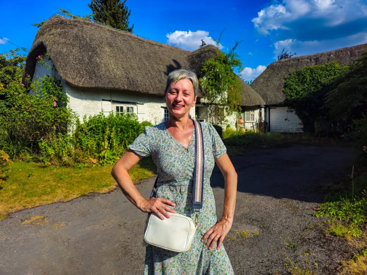 Vi è mai capitato di andare a visitare un posto e di scoprirne per caso un altro altrettanto bello? A me è successo recentemente quando sono stata a Shaftesbury, la bella cittadina medievale in Dorset di cui vi ho parlato nel mio post precedente.
Sulla via del ritorno verso Chawton ho visto i cartelli per un posto chiamato Fontmell Magna e, incuriosita dalle evidenti origini latine del nome, ho deciso di andare a vedere di cosa si trattava.
Quando sono arrivata, non riuscivo a credere ai miei occhi...un piccolo villaggio incantato che sembra uscito direttamente dalle pagine di un romanzo di Agatha Christie.
Fontmell Magna ha meno di 700 abitanti e si trova nella Blackmore Vale, una bella vallata molto verde a sud di Shaftesbury. Facendo qualche ricerca, ho scoperto che il nome deriva dalla singolare combinazione di una parola celtica, 'Fontmell', che significa 'sorgente vicino alla collina senza alberi', con una parola latina, "Magna", cioè 'grande'. Quest'ultima è stata aggiunta (probabilmente in epoca medievale) per distinguere il villaggio da Fontmell Parva, cioè la piccola Fontmell, che si trova a pochi chilometri di distanza.
Fontmell Magna ha origini molto antiche. È citato nel Domesday Book, il famoso censimento voluto da Guglielmo il Conquistatore pochi anni dopo la conquista della Britannia nel 1066 e oggi è un piccolo villaggio residenziale in cui vivono persone che lavorano a Shaftesbury o a Salisbury, la stupenda città medievale in Wiltshire che si trova a circa mezz'ora di distanza. Ha ovviamente il suo immancabile pub, The Fontmell, la Village Hall, una scuola elementare, la bottega del paese (che è anche una tea room) e una bella chiesa in stile gotico vittoriano dedicata a Sant'Andrea. Insomma, è il tipico villaggio inglese congelato nel tempo in cui si vedono i segni di una comunità viva e vibrante.
Io amo andare alla scoperta di queste piccole perle nascoste della campagna inglese. Nel sud dell'Inghilterra ce ne sono migliaia e restano completamente fuori dei circuiti turistici.
A voi è succeso di scoprire per caso un posto che vi ha colpito in modo particolare?
#passionecampagnainglese #villaggio #fontmellmagna #dorset #villagelife