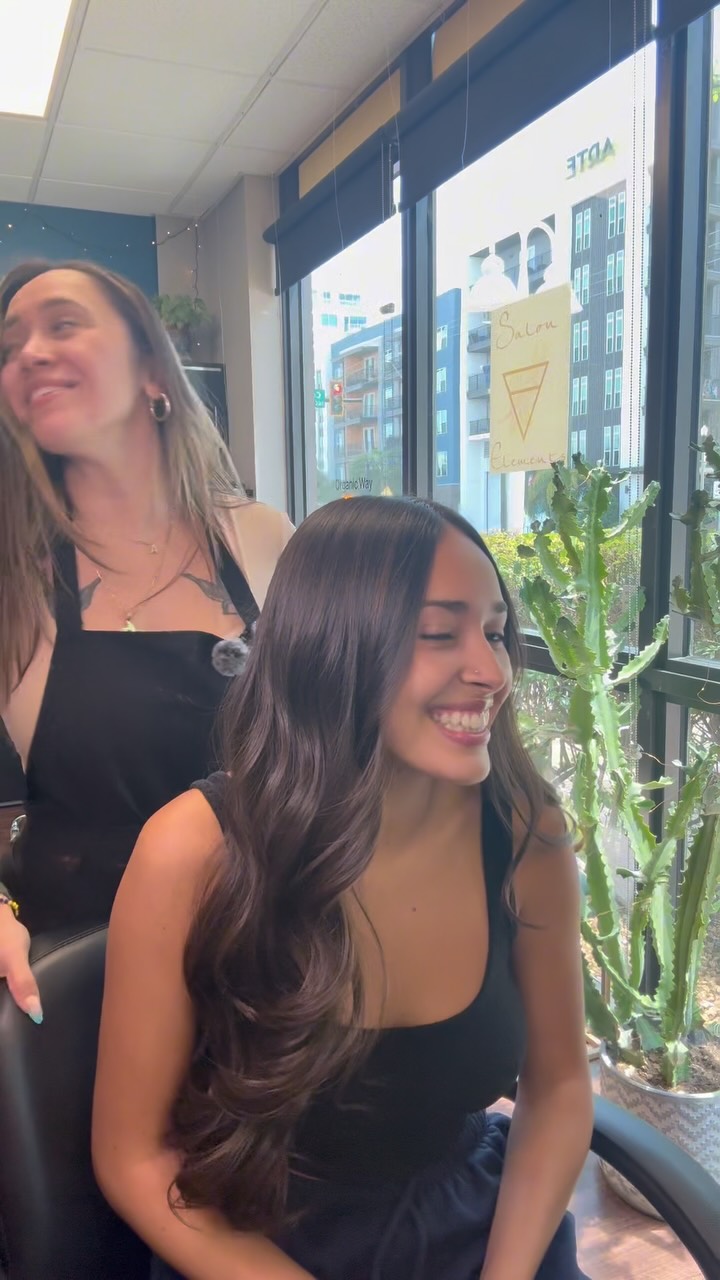 Proof that the final reel is NOT how it actually went 😂💀
Trying to create content when your client is family = 90% bloopers, 10% usable footage 🤣🎬
#HairBloopers #BehindTheScenes #HairTok #HairstylistLife #SalonLife