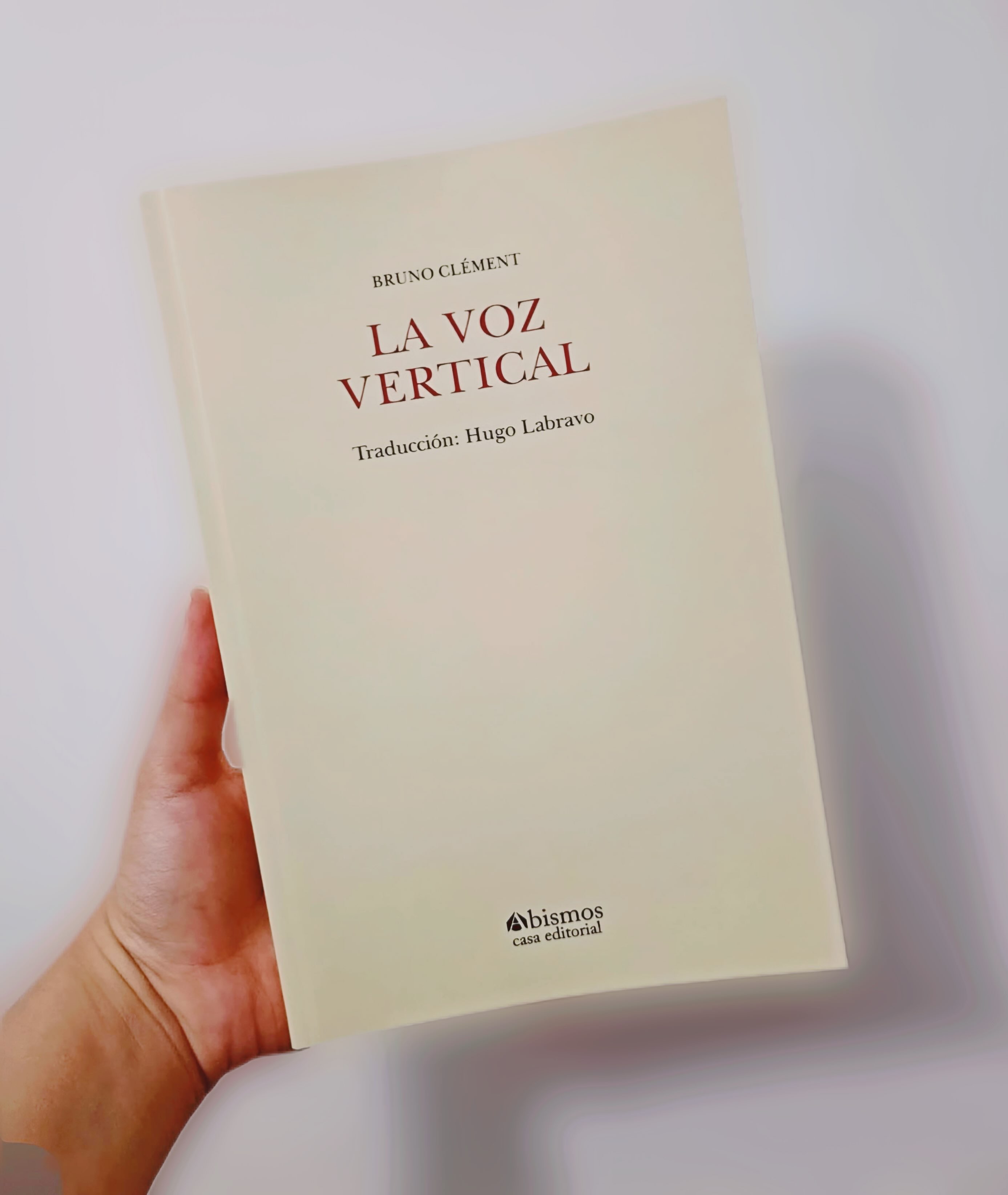 Puedes encontrar en nuestro link en bio y algunas librerías independientes en México la traducción más reciente de esta editorial La voz vertical del filósofo francés Bruno Clément traducido por @hugolabravo al español.