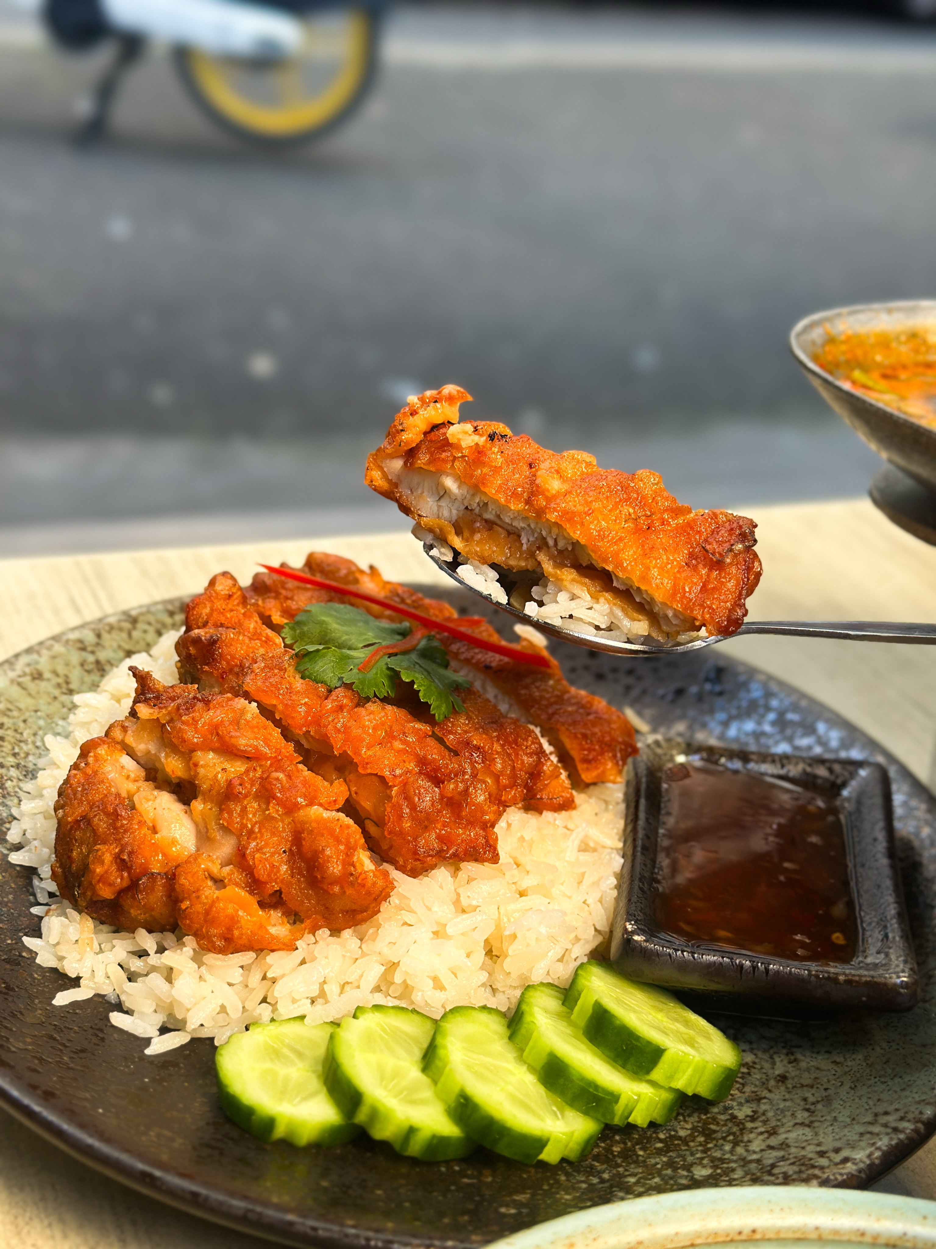 ข้าวมันไก่ทอด…แต่ไม่ธรรมดา 🔥🍗
เพราะไก่ของเราหมักด้วย พริกแกงไทย ก่อนนำไปทอดจนกรอบ หอมเครื่องแกง รสชาติเข้มข้น กินคู่กับข้าวมันร้อน ๆ ยิ่งลงตัว 😋
เมนูพิเศษที่ Yok Yor ต้องมาลอง!