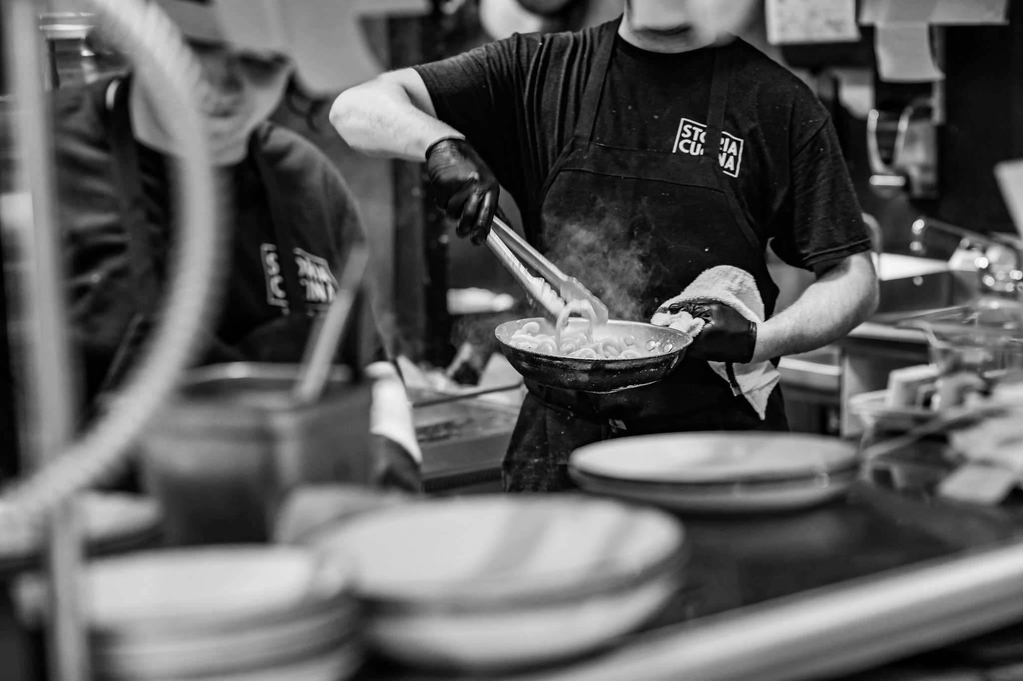 The best nights aren’t built by one person.
They’re built in moments like this, moving together, communicating without words, stepping in when someone needs a hand, and taking care of the person next to you.
Great food takes skill. Great hospitality takes a team.
📸 @fotomataio