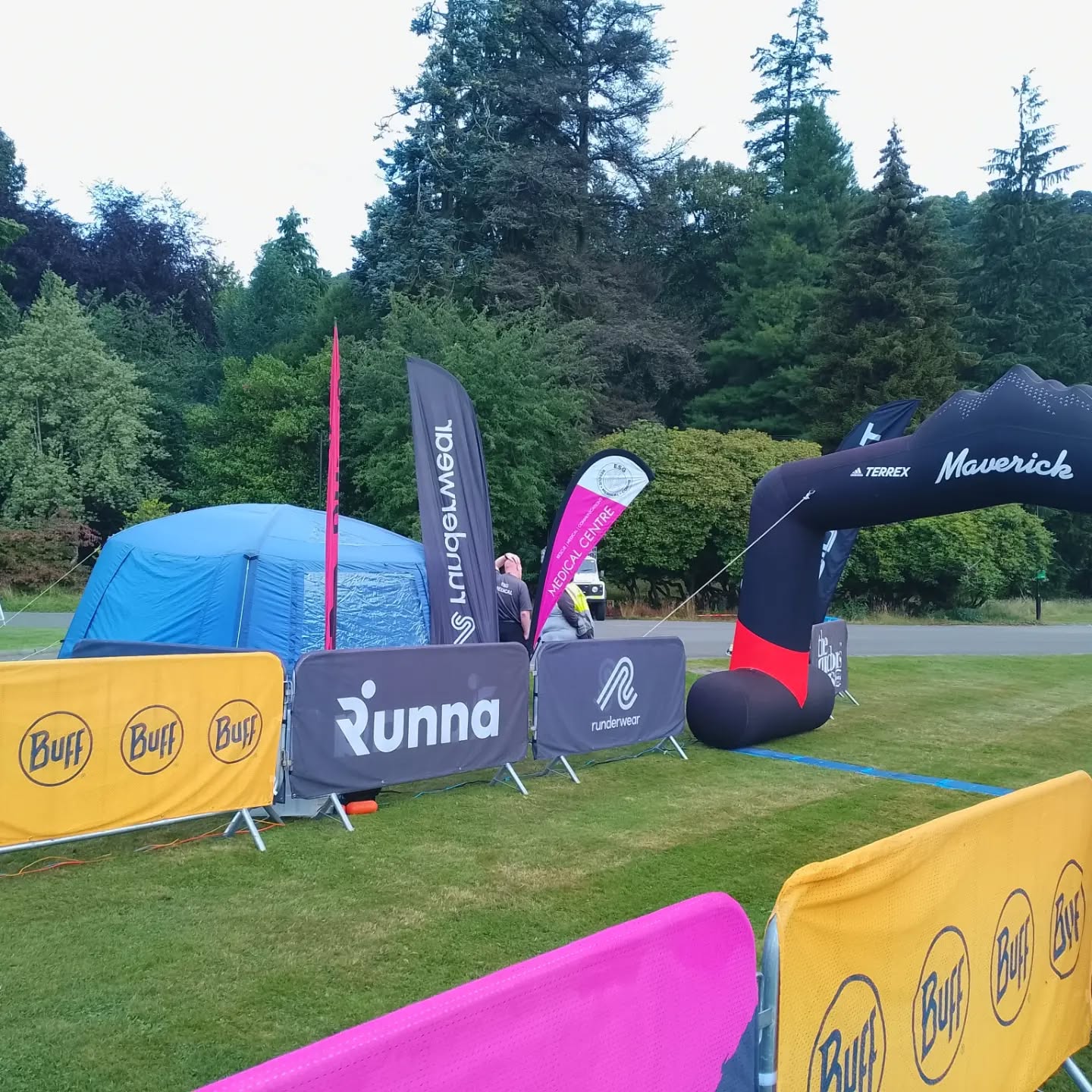 We are north of the Border this morning for @maverickrace Ochils Trails. Starting and finishing at Stirling University runners have the option of talking on a 52km Ultra, Marathon, Half Marathon, 10km or 5km trail races.
Our team is on hand in the event village and ready to respond out onto the course if needed.
#mountainmedics
#ultramedics
#eventmedics
#ultratrailrun
#trailmarathon