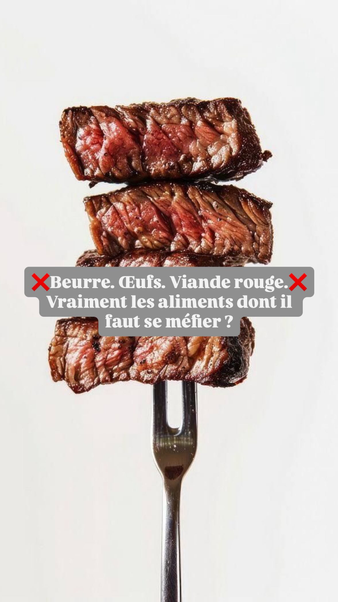 Pendant des années, on nous a appris à avoir peur de la viande rouge, du beurre, des œufs et du sel.
Pourtant, le vrai problème n’est peut-être pas ces aliments bruts… mais ce qui a progressivement pris leur place dans notre alimentation.
🥩 La viande rouge
Toutes les viandes ne se valent pas. Privilégiez une viande de qualité, idéalement issue d’animaux élevés au pâturage, plutôt que des produits carnés ultra-transformés riches en additifs.
🧈 Le beurre
Le beurre n’est pas la margarine. Comme toujours en nutrition, la qualité des aliments compte autant que leur quantité.
🥚 Les œufs
Longtemps diabolisés, les œufs sont pourtant une excellente source de protéines, de vitamines et de nutriments essentiels. Si possible, choisissez des œufs issus de poules nourries avec une alimentation riche en oméga-3.
🧂 Le sel
Le sodium est indispensable au bon fonctionnement de notre organisme. Ce qui mérite surtout notre attention aujourd’hui, c’est l’excès d’aliments industriels, souvent riches en sucres ajoutés et pauvres en nutriments.
🚫 Le véritable ennemi ?
Les aliments ultra-transformés : céréales sucrées, sodas, biscuits industriels, plats préparés, snacks… Ils occupent une place toujours plus importante dans notre alimentation alors qu’ils sont associés à de nombreux problèmes de santé lorsqu’ils sont consommés en excès.
✨ Plutôt que de diaboliser les aliments bruts, apprenons à privilégier des aliments simples, peu transformés et de qualité.
💬 Quel aliment vous a-t-on fait craindre pendant des années ?
#Nutrition #AlimentationSaine #santénaturelle #AlimentsBruts #mangermieux