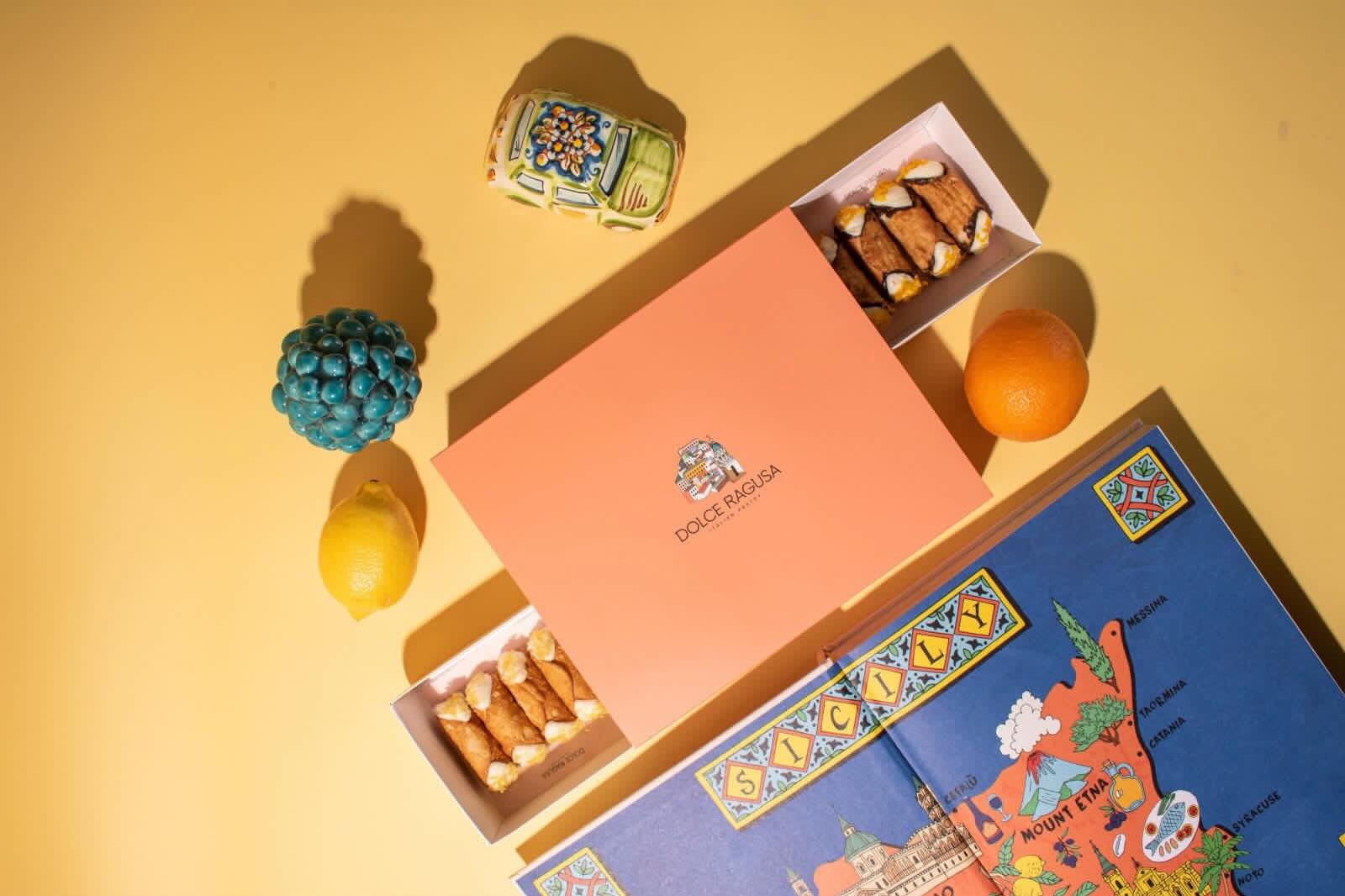  صيف في راغوزا وانت بالرياض مع “بوكس صيف الكانولي”! ☀️🍊🍋
استمتع بطعم الكانولي مع نكهات صيفية باردة وخفيفة تأخذك مباشرة إلى أجواء مدينة راغوزا المشرقة. البوكس المثالي لجمعات الصيف.
✨ النكهات الحصرية داخل البوكس:
ريكوتا مع قشور الليمون المنعشة 🍋
ريكوتا مع قشور البرتقال اللذيذة 🍊
Refresh your summer days with a sweet Italian twist—introducing the Cannoli Summer Box! ☀️🍊🍋
Experience the perfect Italian Cannoli, filled with light and zesty summer flavors. Crafted to bring a burst of citrus freshness to your hot summer gatherings and weekend getaways!
✨ Inside the Box:
Ricotta with refreshing Lemon Zest 🍋
Ricotta with vibrant Orange Zest 🍊