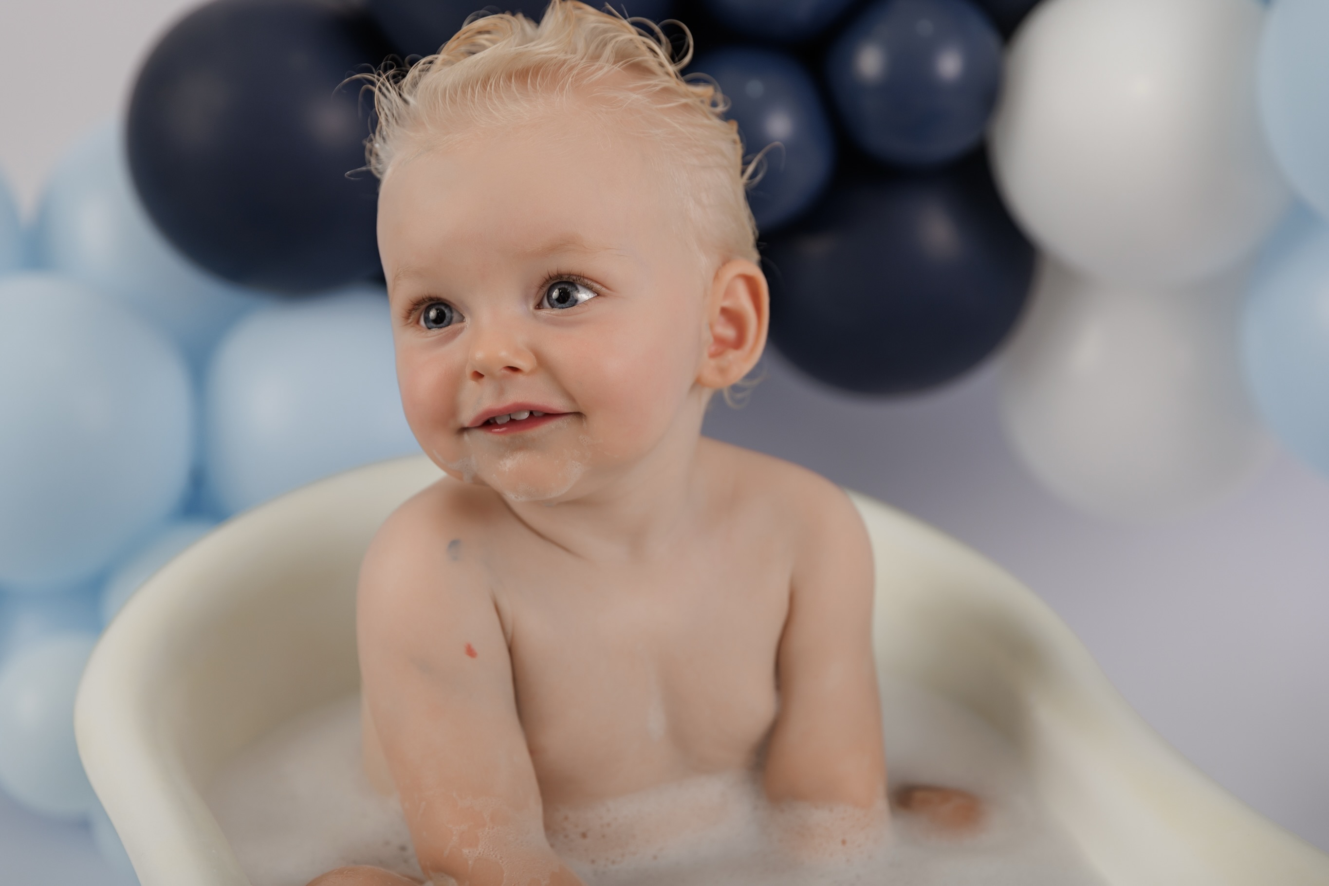 Turns out blue icing is a perfectly acceptable art medium… according to this little Picasso 🎨
Good thing the bubble bath washed away the masterpiece!🛁
#sydneycakesmashphotography #sydneycakesmashphotographer #sydneycakesmash #cakesmashsession #1stbirthdaycakesmash