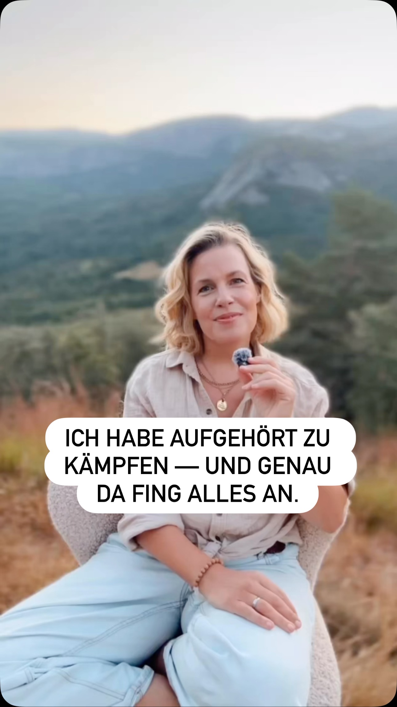 Ich habe so lange gehofft, dass jemand vorbeikommt und mich rettet. Aus einem Job, der nicht mehr zu mir passte.
Am Ende war es mein Körper, der mir geholfen hat, meine eigenen Kräfte wieder zu spüren — und der mich aufgefordert hat loszulassen.
Durch mein Burnout habe ich Hingabe gelernt. Und mich mehr getraut, auf mein Herz zu hören. Auf meine Intuition.
Ich hatte vergessen, wie kraftvoll ich bin.
Wenn du das auch vergessen hast, ist hier mein Reminder an dich:
Es ist alles in dir, was es für die Veränderung braucht, die dein Herz sich längst wünscht. Du hast die Talente, die Ideen und die Kraft, in das Neue zu gehen.
Wir dürfen nur nicht erwarten, dass jemand vorbeikommt und uns an die Hand nimmt. Der erste Schritt darf von uns kommen.
Und der allererste Schritt ist, dir selbst zuzutrauen, dass es auch leicht sein darf. Dass du es verdient hast, dich in deinem Job rundum wohl und wirksam zu fühlen.
Du bist schon weiter als du denkst.
Frag dich mal: was bringt deine Augen zum leuchten und was möchtest du gerne mit der Welt teilen.
Wenn wir unser Licht aufdrehen geben wir auch anderen die Erlaubnis ihr Licht aufzudrehen. 💫
Shine your light & go after amazing!
Deine Lotta
PS: Wenn du spürst, dass dein erster Schritt ansteht — genau dafür habe ich die CREATE Mastermind entwickelt. Wir starten am 1. September. Schreib mir CREATE in die DM, dann schicke ich dir alle Infos in Ruhe. 💕
#sichtbarkeit #neustart #businessmentor #creation